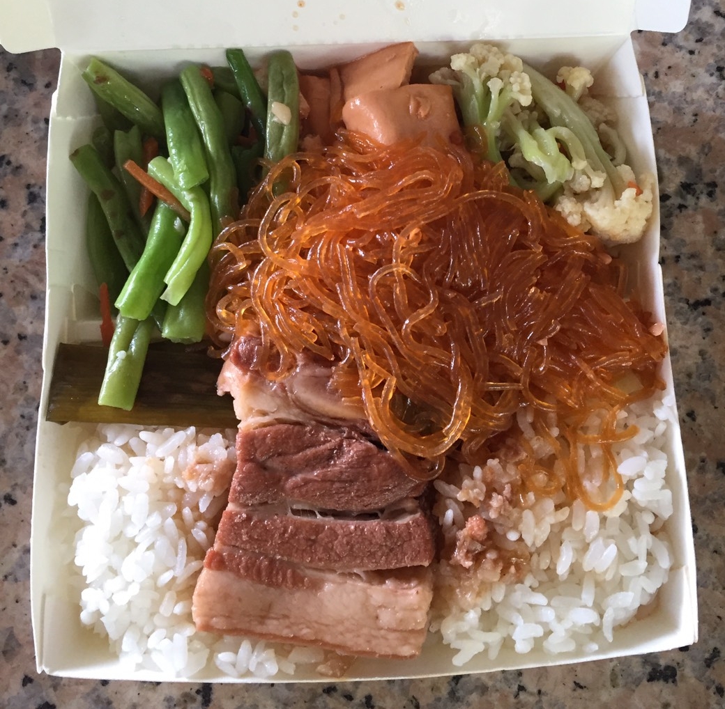 張朧文的媽媽最近出國，只好去買自助餐的便當。這家餐廳用的蔬菜全來自他的田地，今天便當沒有地瓜葉，因為太晚買，已被客人夾光。