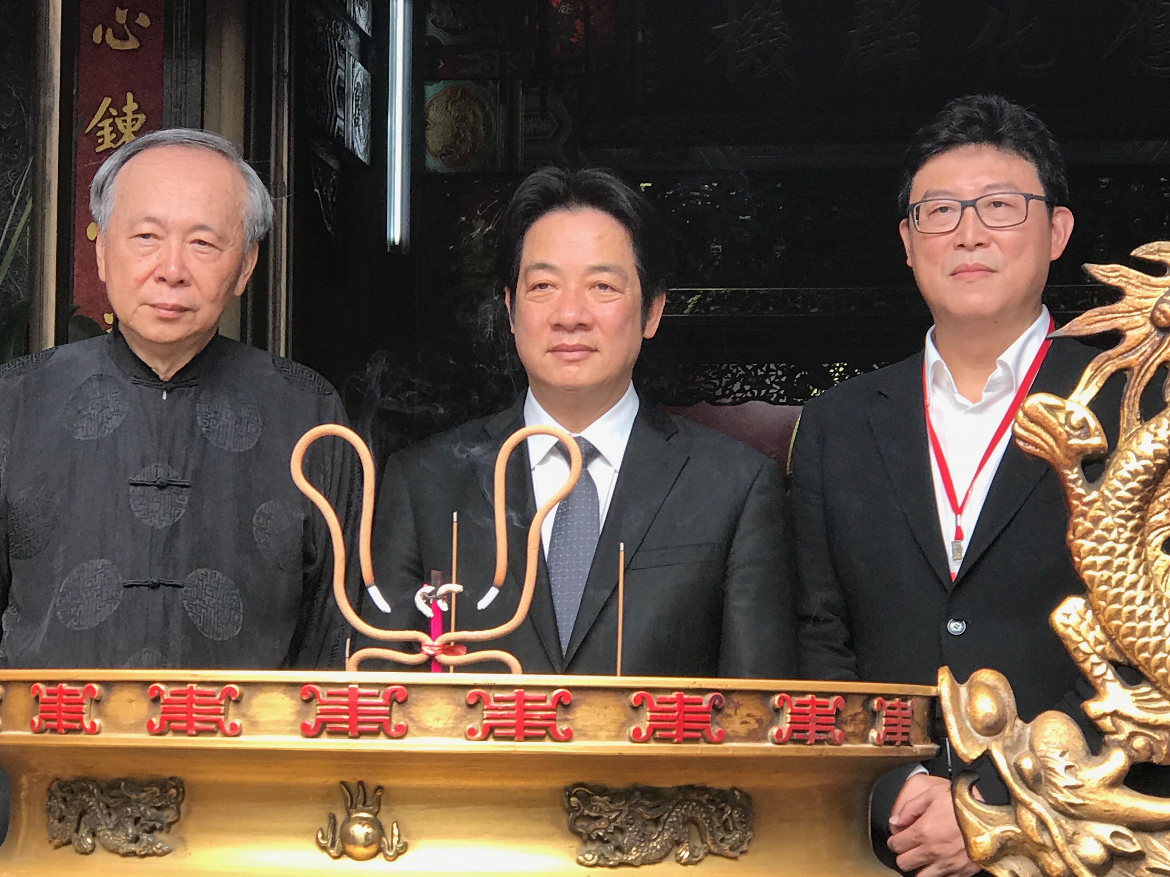 爭取民進黨台北市長提名的立委姚文智今早與行政院長賴清德一同到覺修宮參拜。（姚文智辦公室提供）