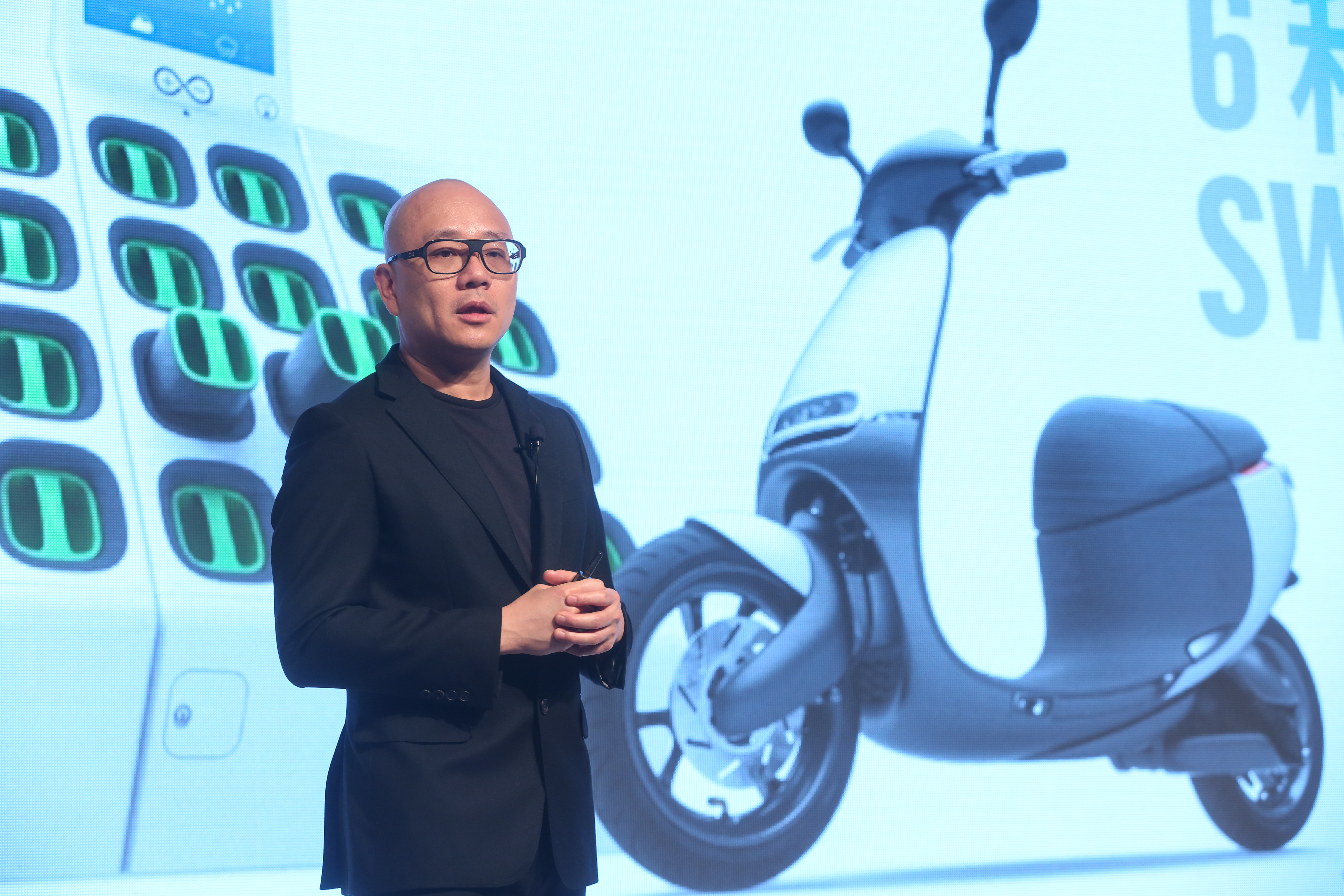 原訂年初訂定電動機車國家規格，卻一延再延。背後牽涉到燃油機車一哥光陽與電動機車龍頭Gogoro的角力戰。圖為日前gogoro2上市發表會。