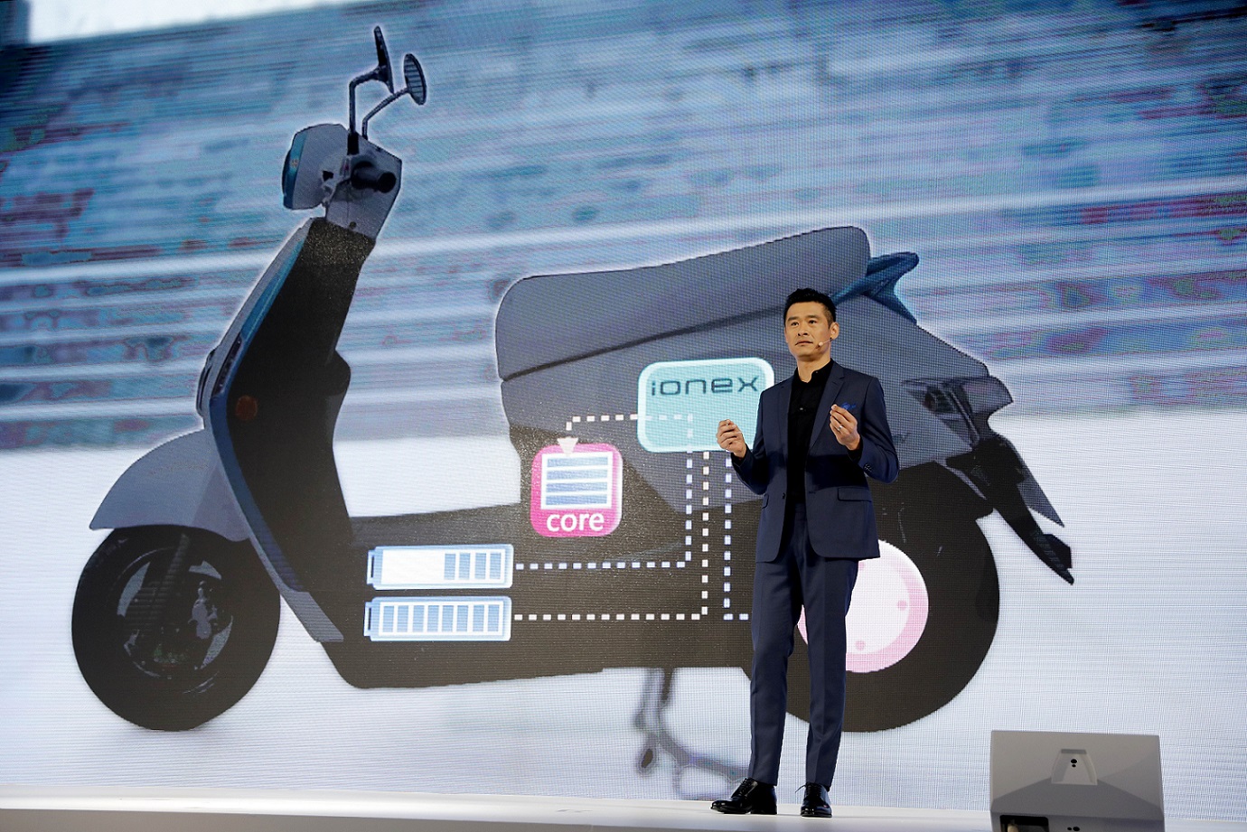 Ionex車能網電動車配備有內建的核心電源,當抽取式電池取出充電時,騎士仍可繼續騎車。(光陽提供)
