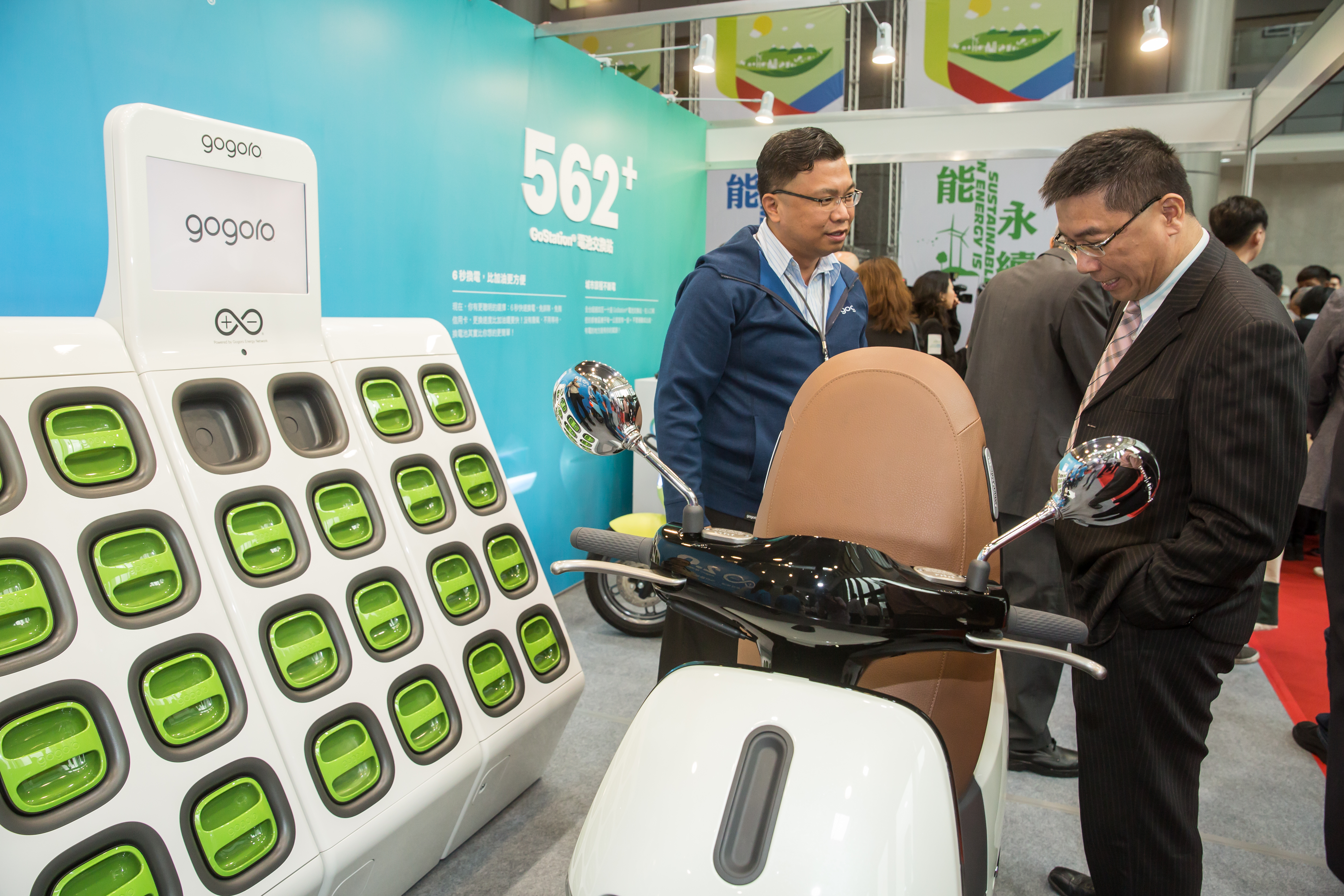 月初舉辦的中油綠能論壇，徐國勇仔細查看gogoro。