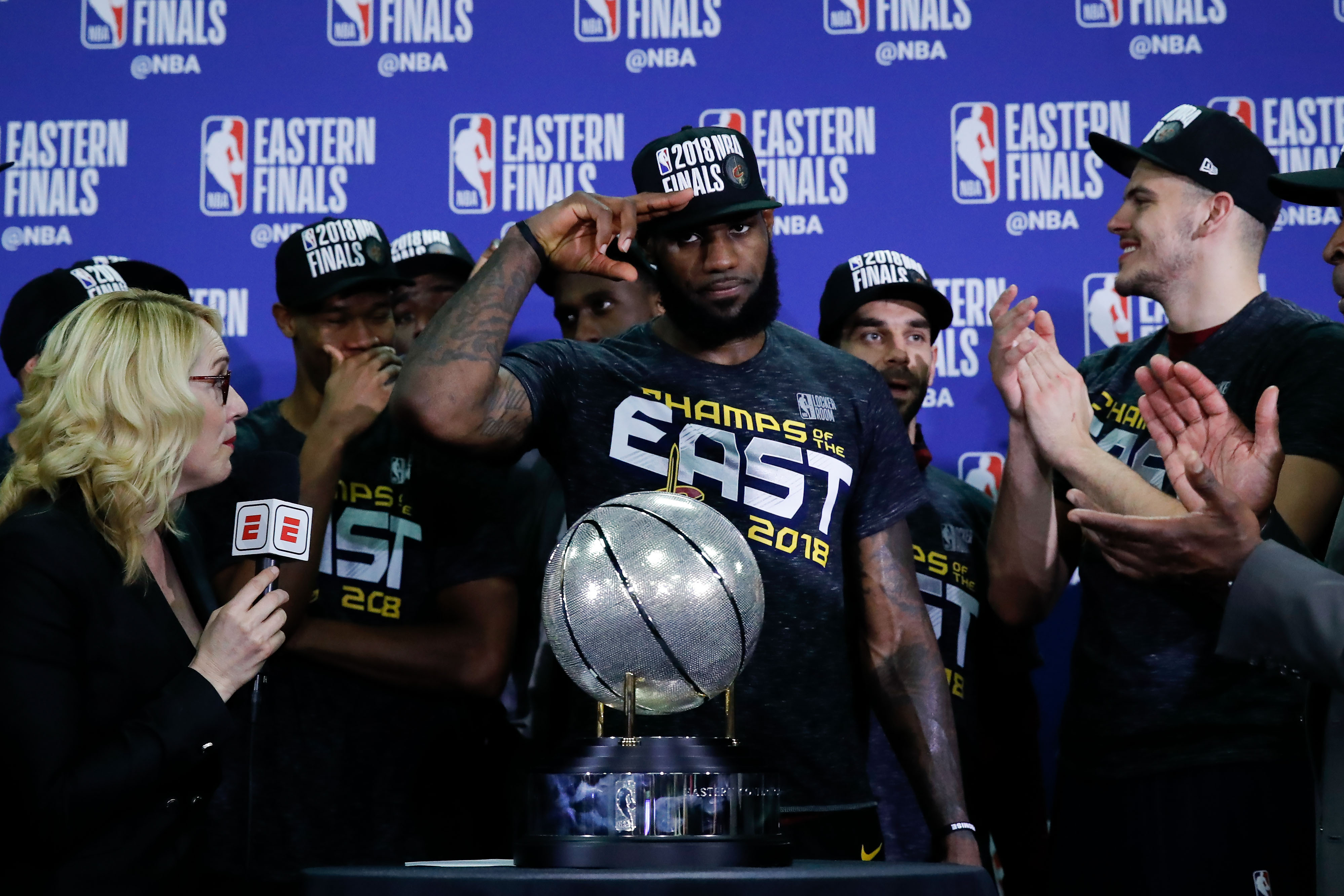 小皇帝打好打滿48分鐘，全場繳出「準大三元」35分15籃板9助攻，幫助騎士擊敗綠衫軍，成功奪下東區冠軍。（東方IC）