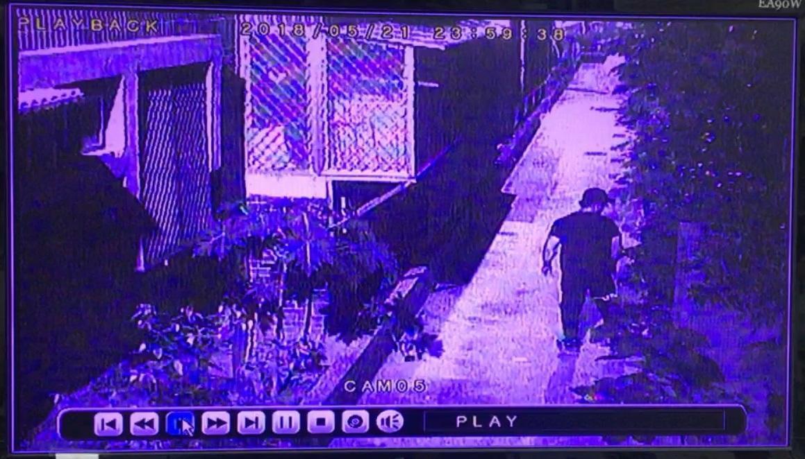 警方調閱監視器後，發現朱男在自家花圃埋屍。（翻攝畫面）