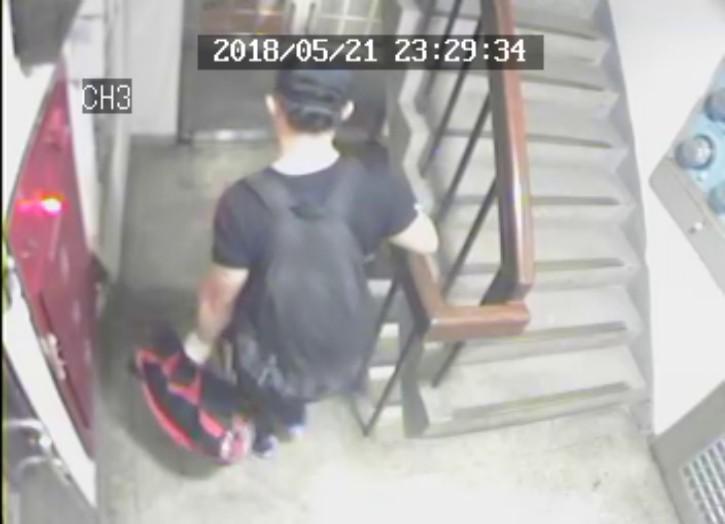  警方調閱監視器，才發現朱男在22日凌晨提著大型行李袋下樓到花圃。（翻攝畫面）