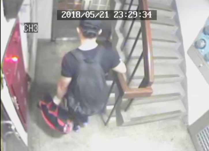  警方調閱監視器，才發現朱男在22日凌晨提著大型行李袋下樓到花圃。（翻攝畫面）