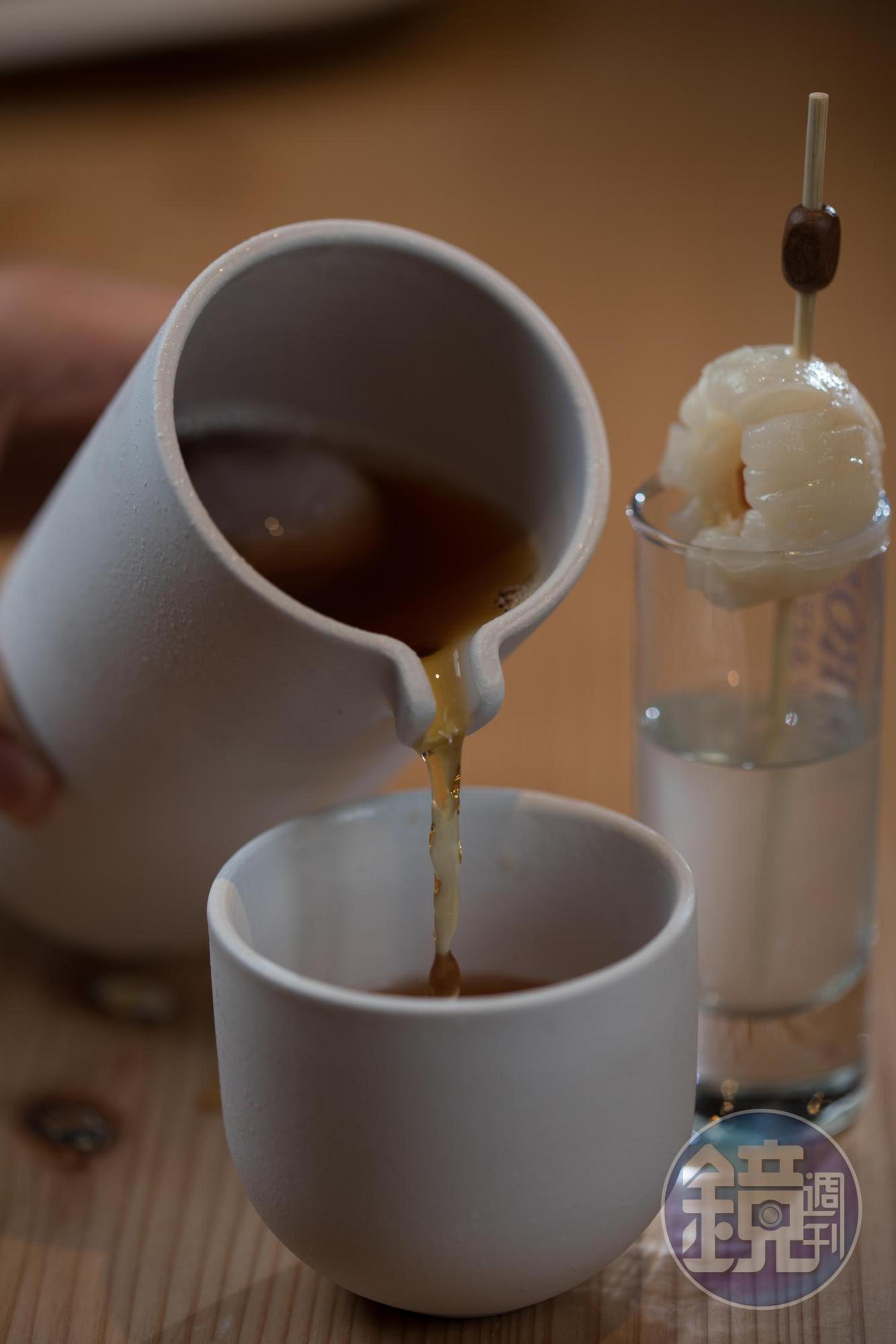 「貴妃的茶」以泡過紅茶葉的伏特加，加入荔枝甜酒和紅茶，果味十足，還有紅茶的蜜香。（280元／杯）