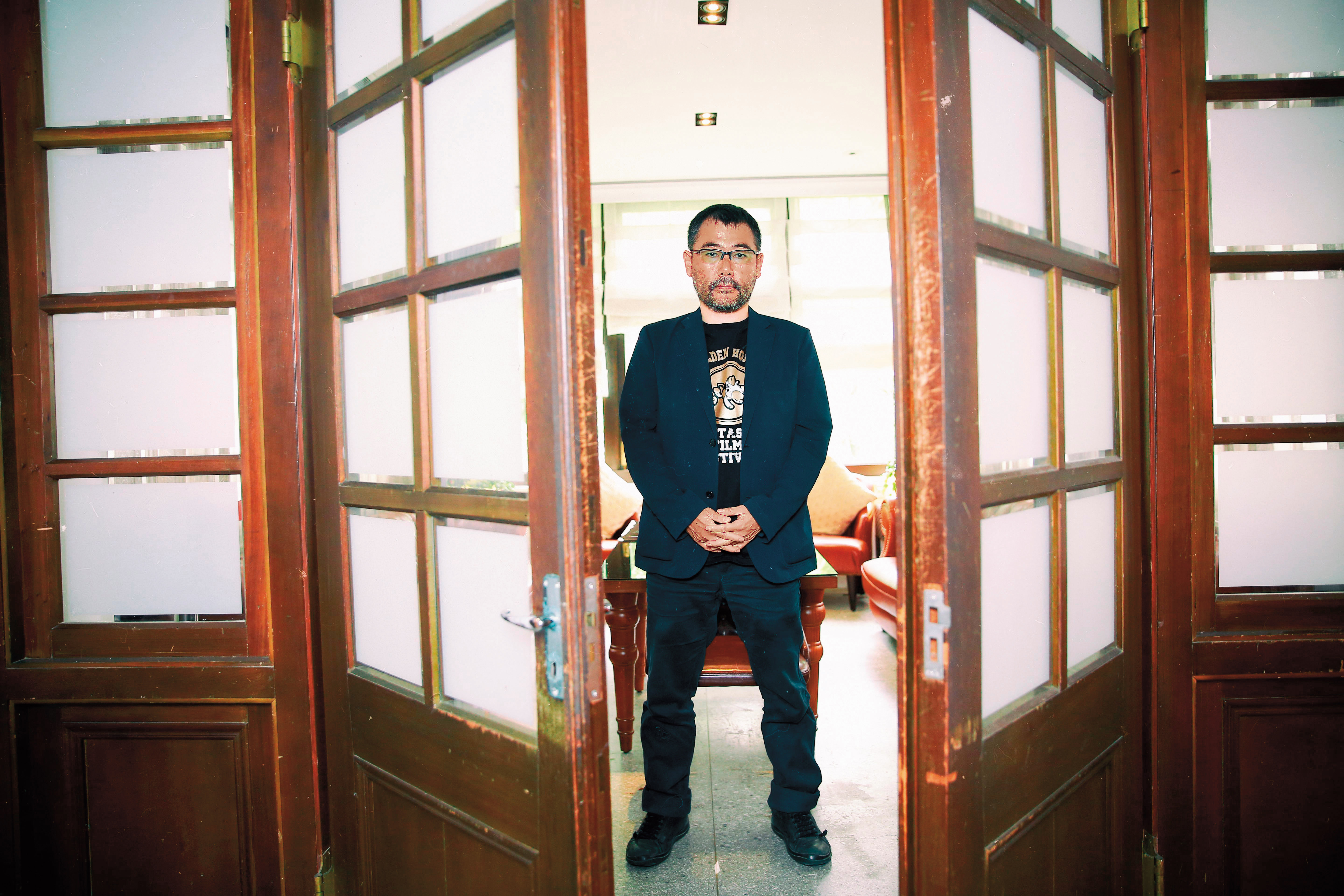 導演武正晴常讓上不了檯面的人在電影中變身另類英雄，讓觀眾又哭又笑。