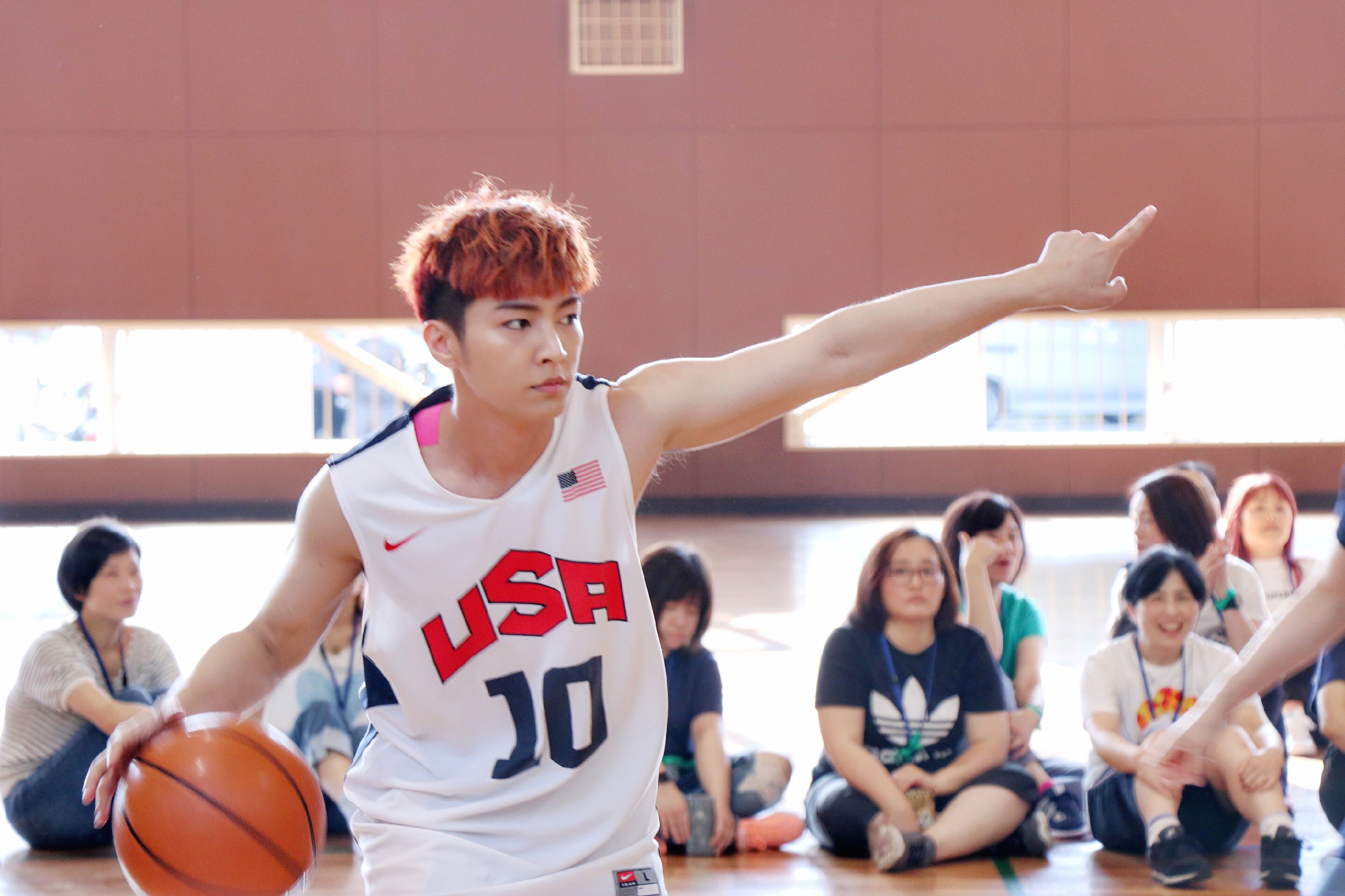 除了打保齡球之外，炎亞綸也與歌迷一起打籃球。（華研提供）