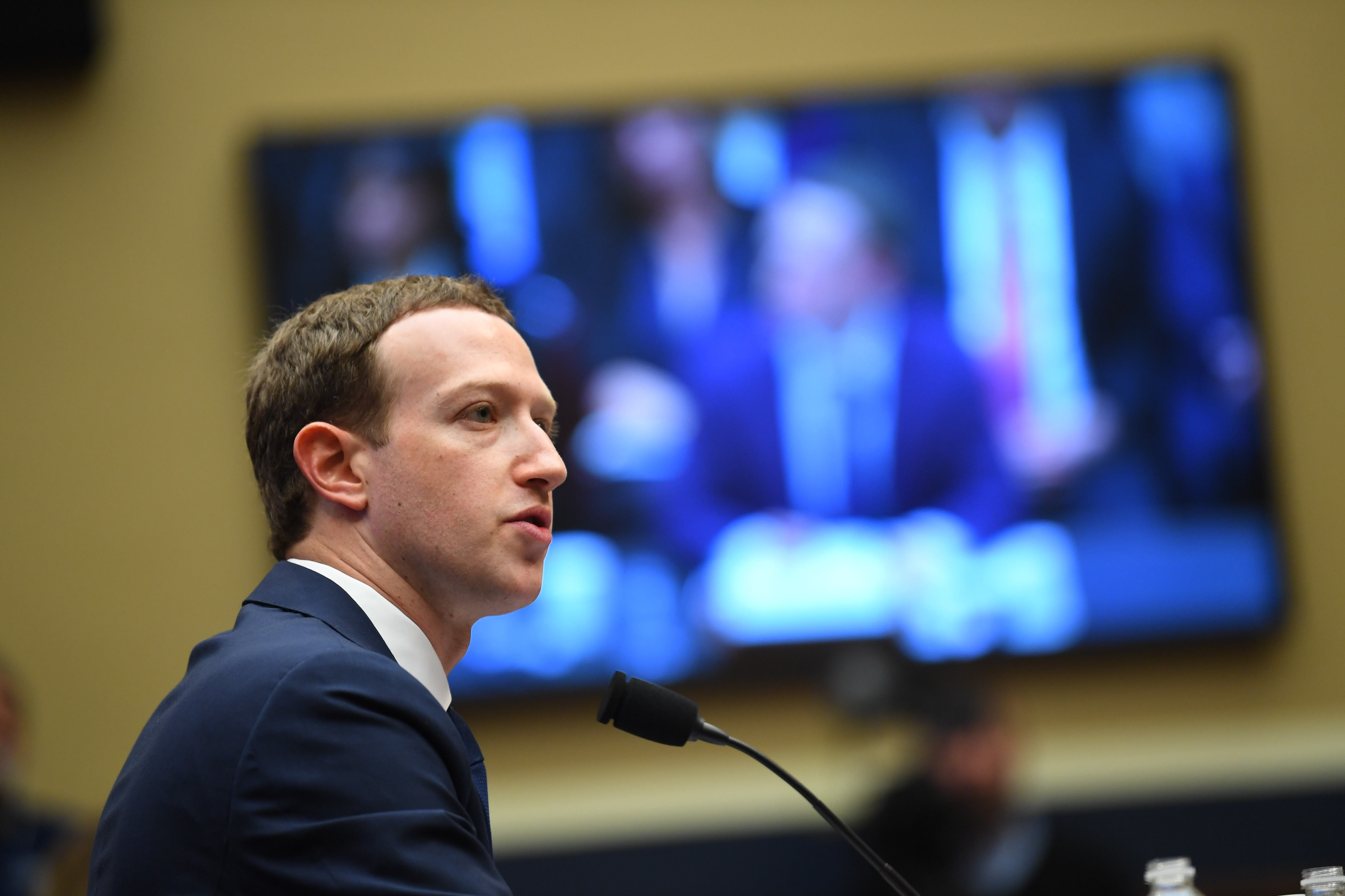 臉書創辦人祖克伯在美國國會就資料外洩事件接受質詢。（東方IC）