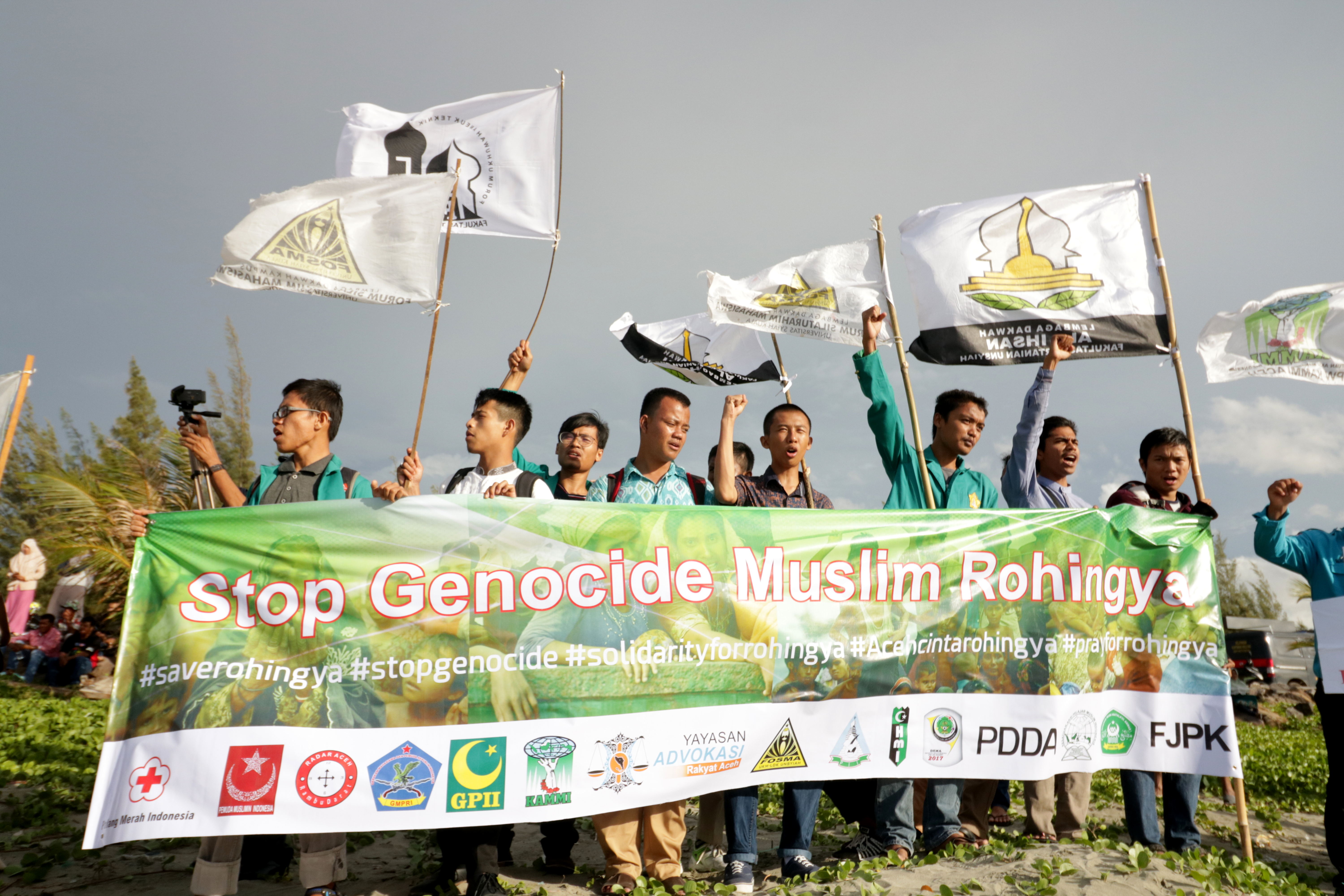 亞齊省學生在海灘拉布條，抗議羅興亞人遭迫害。（東方IC）