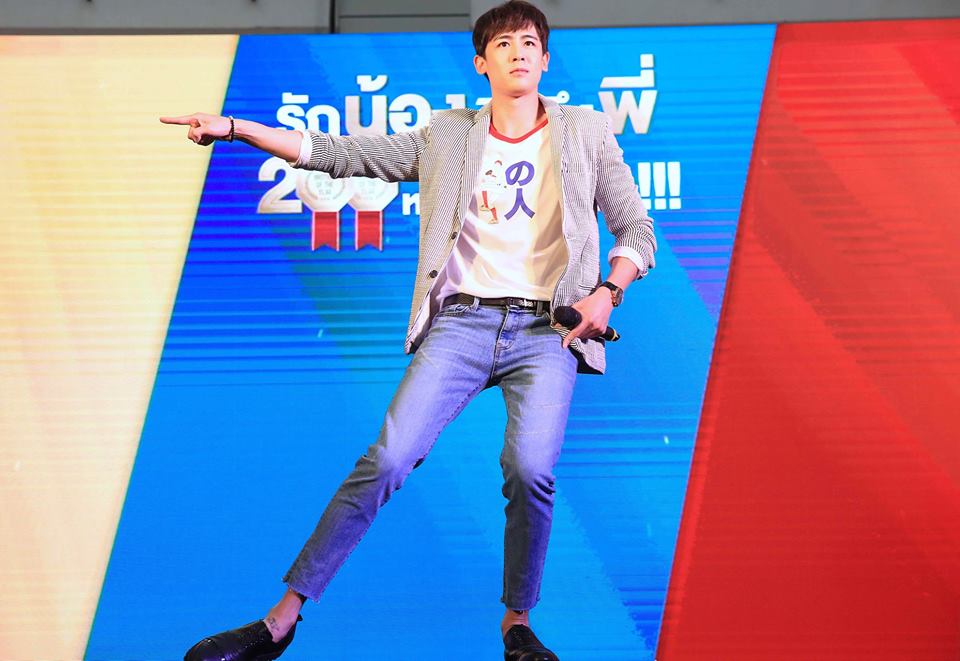 尼坤在電影慶功會上舞姿搞笑。（GDH粉絲頁）