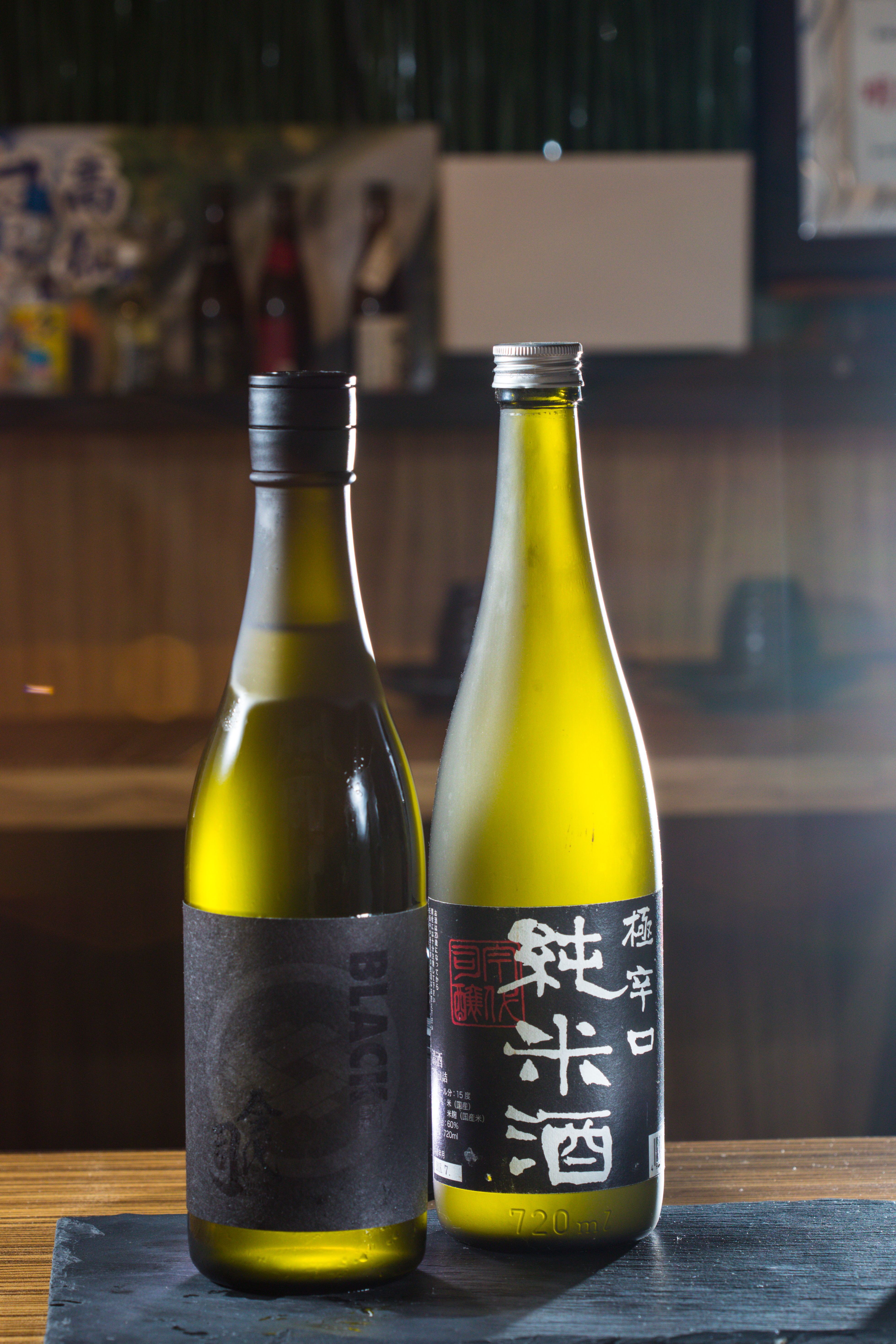 許多老酒造力求年輕化，「BLACK 極辛口純米酒」酒標改走暗黑簡約風，口感也更清凜洗鍊。（左為新款，1,300元／720ml，酒藝）