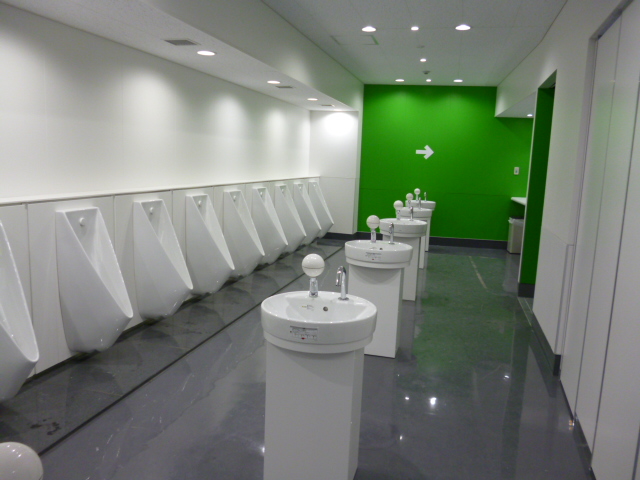 球場，也是人潮聚集之處。日本職業足球隊「川崎前鋒」的本營「等等力陸上競技場」，將衛浴設備一行一行地排排站，以提升使用效率。（翻攝自風が強い日）