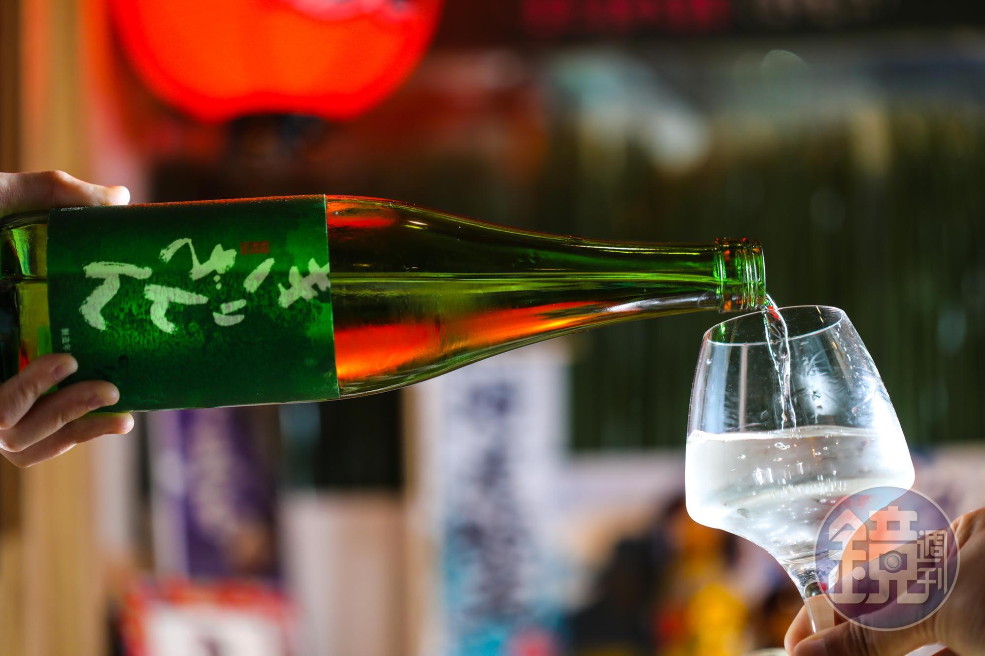 「麒麟山綠瓶」是淡麗辛口系日本酒的最佳代表。(1,050元/720ml,酒藝)