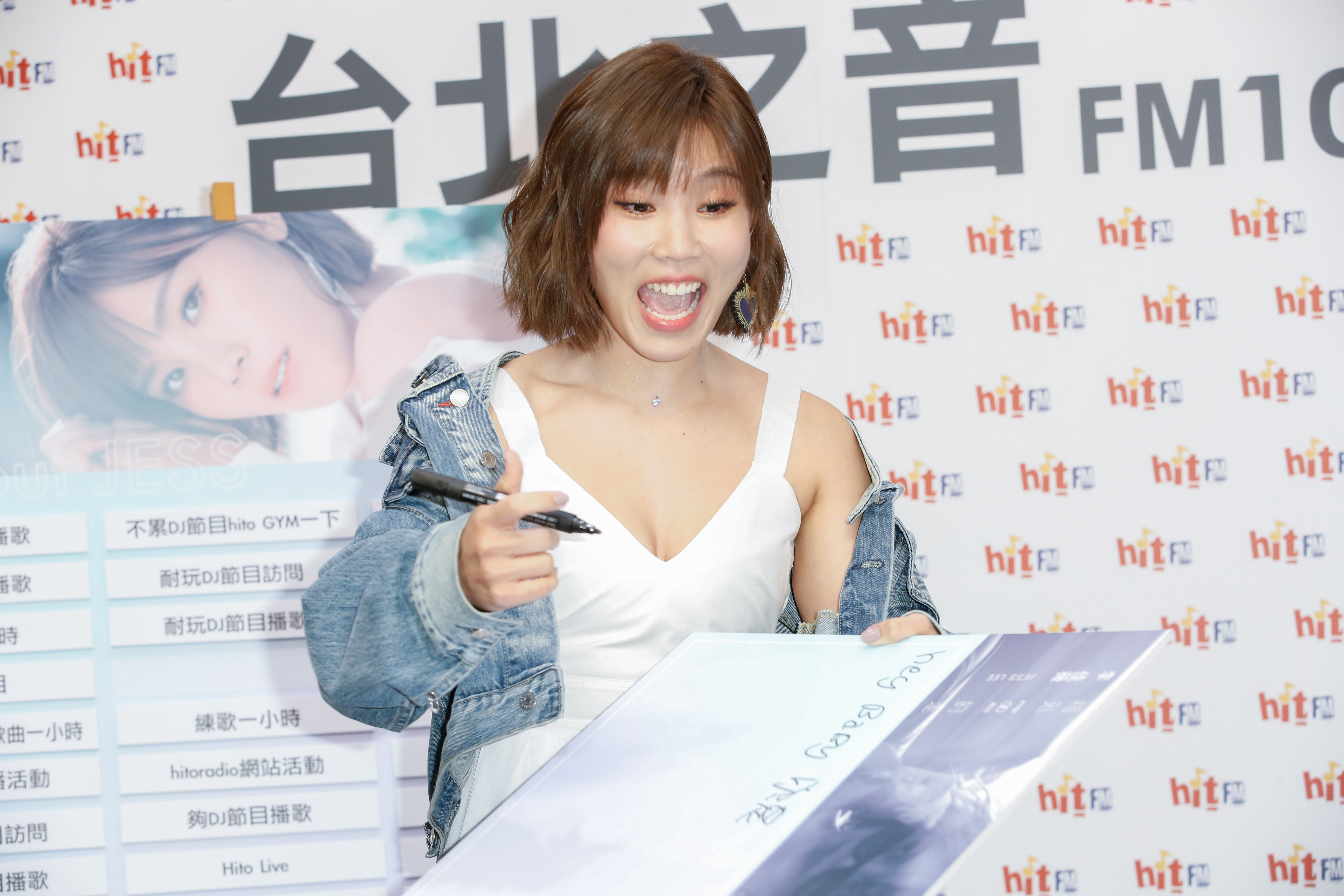 李佳薇玩遊戲時表情豐富，還她青春本色。