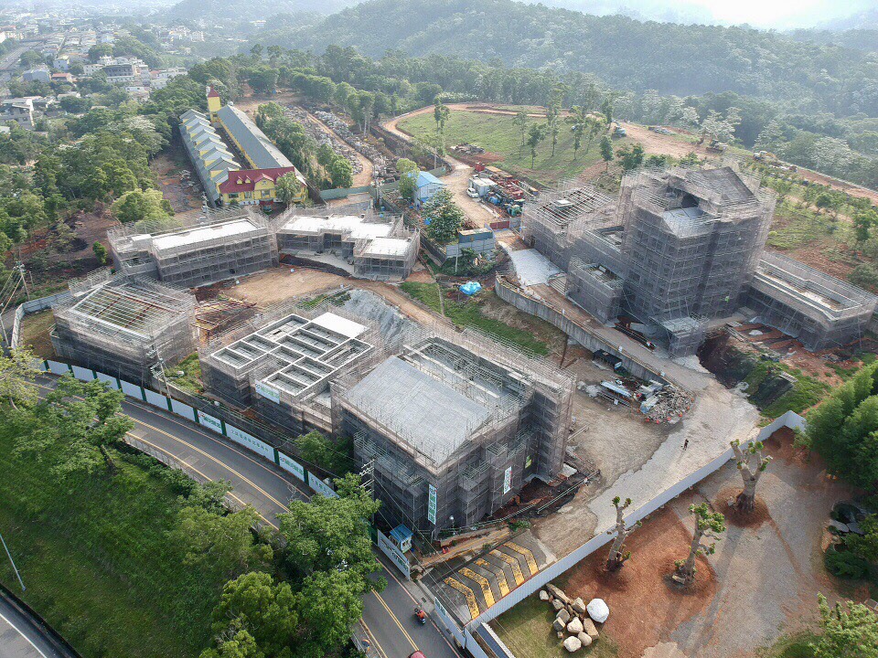 熱愛普洱茶的蔡其建，退休後專心規劃的金達摩茶文化館今年底將揭幕。（蔡其建提供）