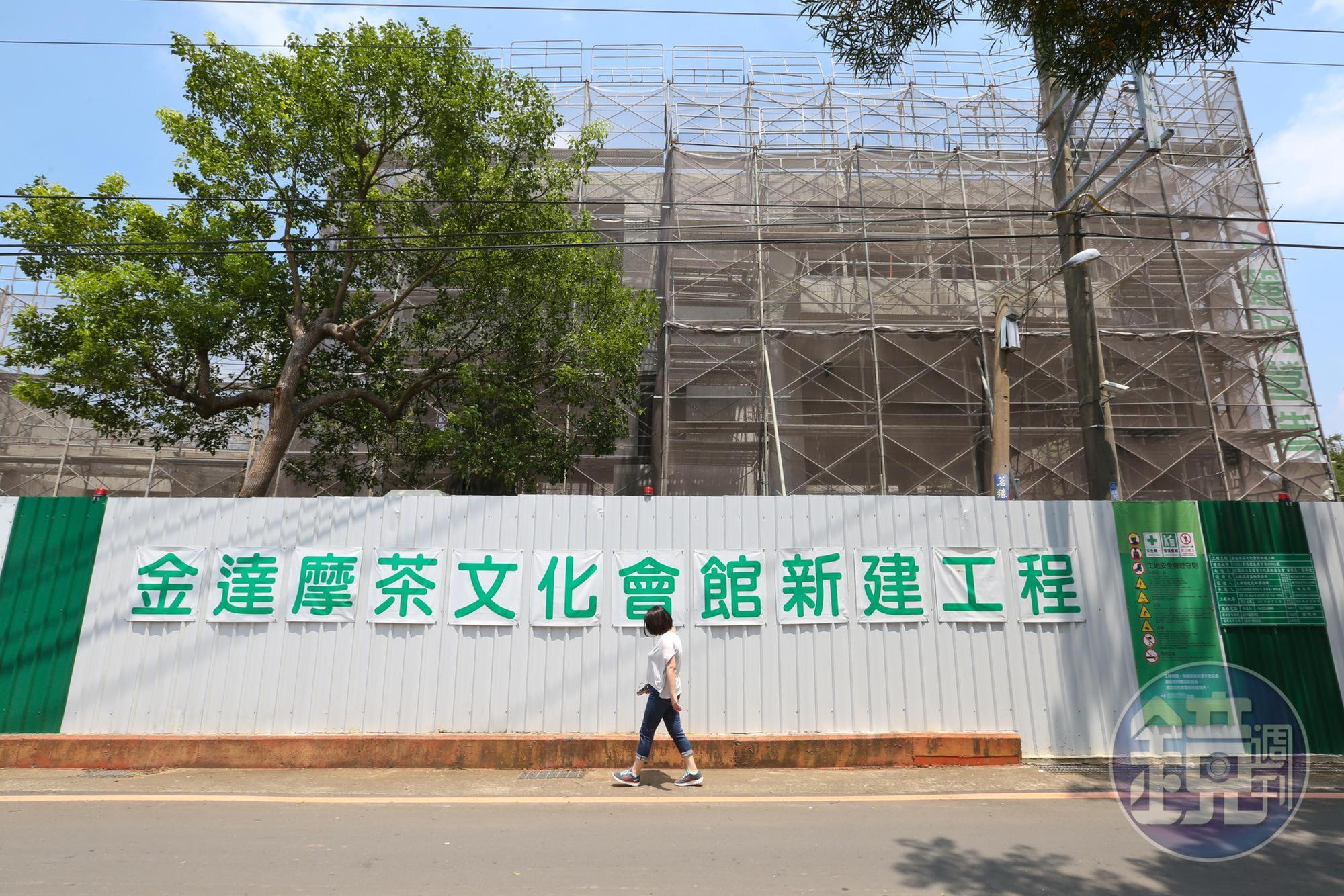 本刊直擊位在三義交流道旁的金達摩茶文化館，占地8公頃，盤據整片山頭。