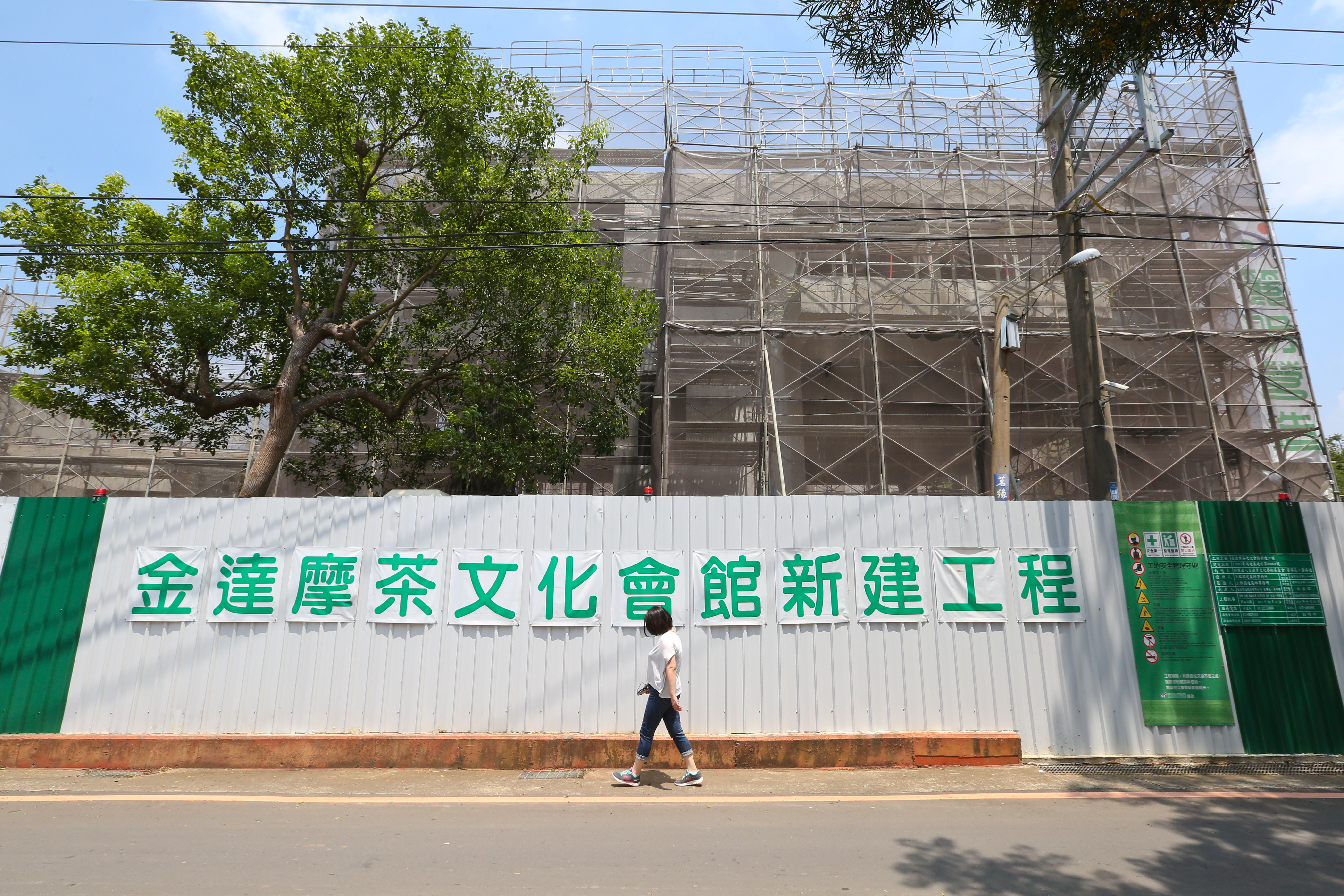 本刊直擊位在三義交流道旁的金達摩茶文化館，占地8公頃，盤據整片山頭。