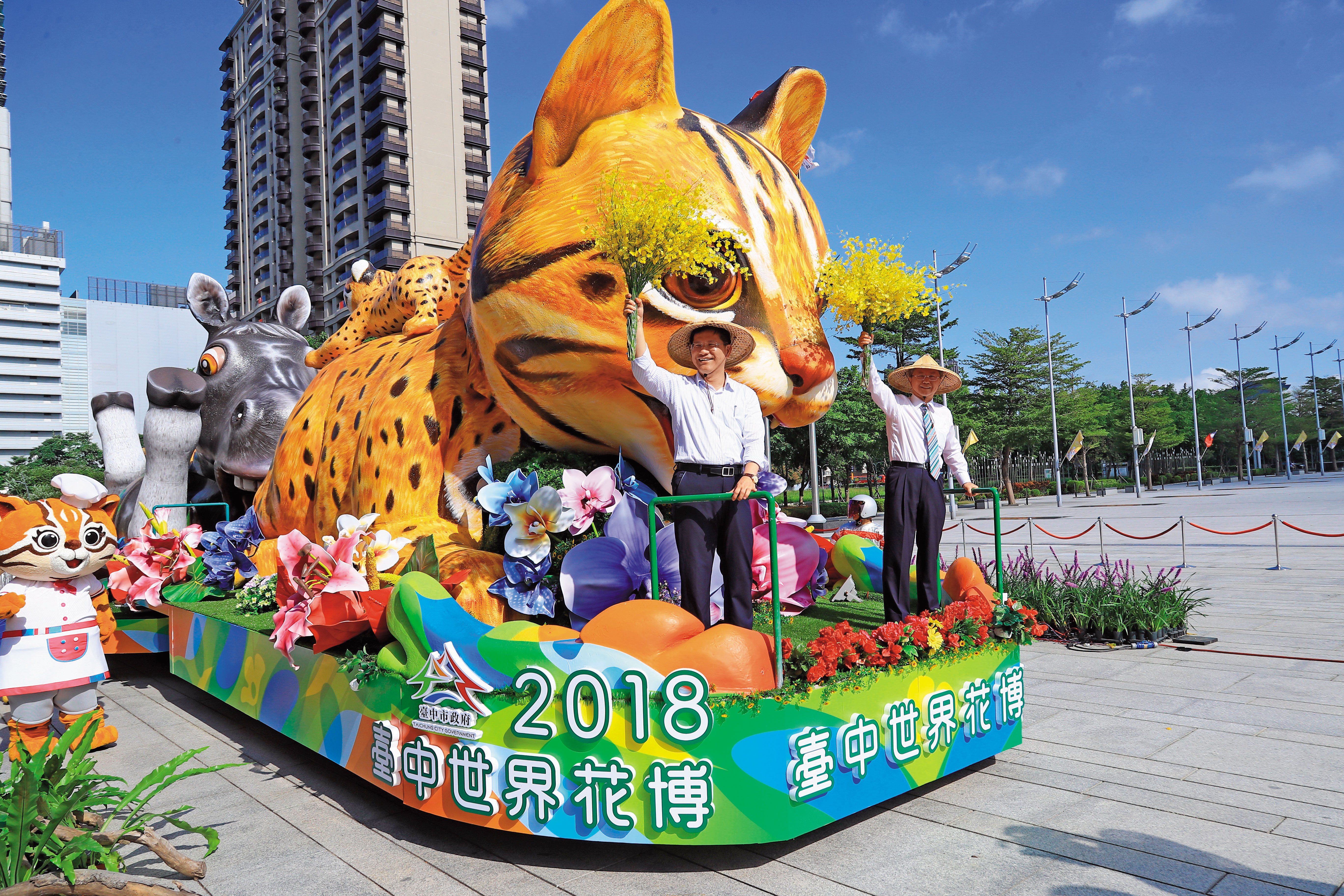 林佳龍宣示把台中打造成「盛會城市」,圖為去年國慶花車遊行,林佳龍搭乘石虎造型花車宣傳花博。(台中市政府提供)