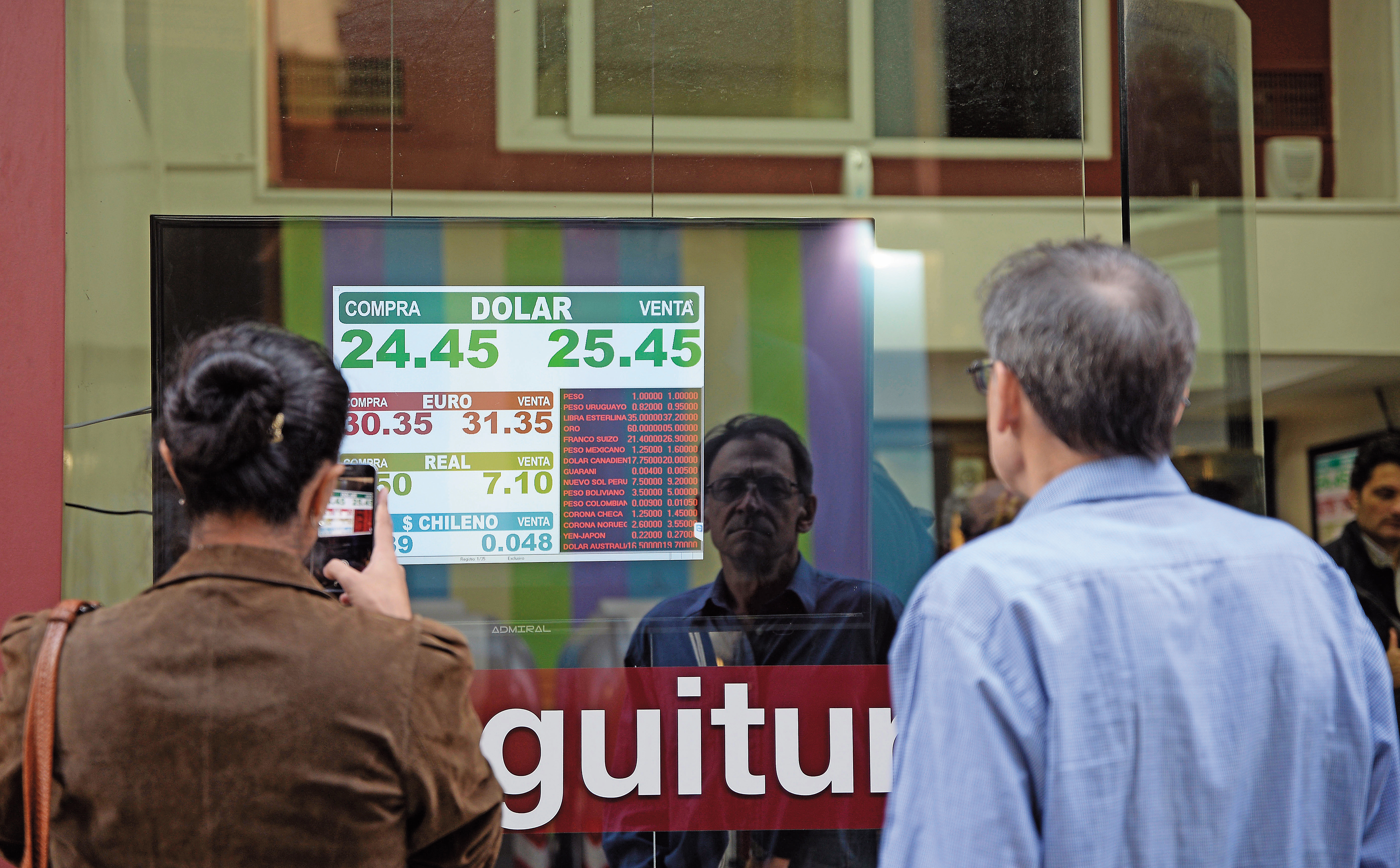 美聯準會6月升息機率高，美元走勢強，新興市場如阿根廷貨幣大貶值，利率已升到驚人的40％了。（東方IC）