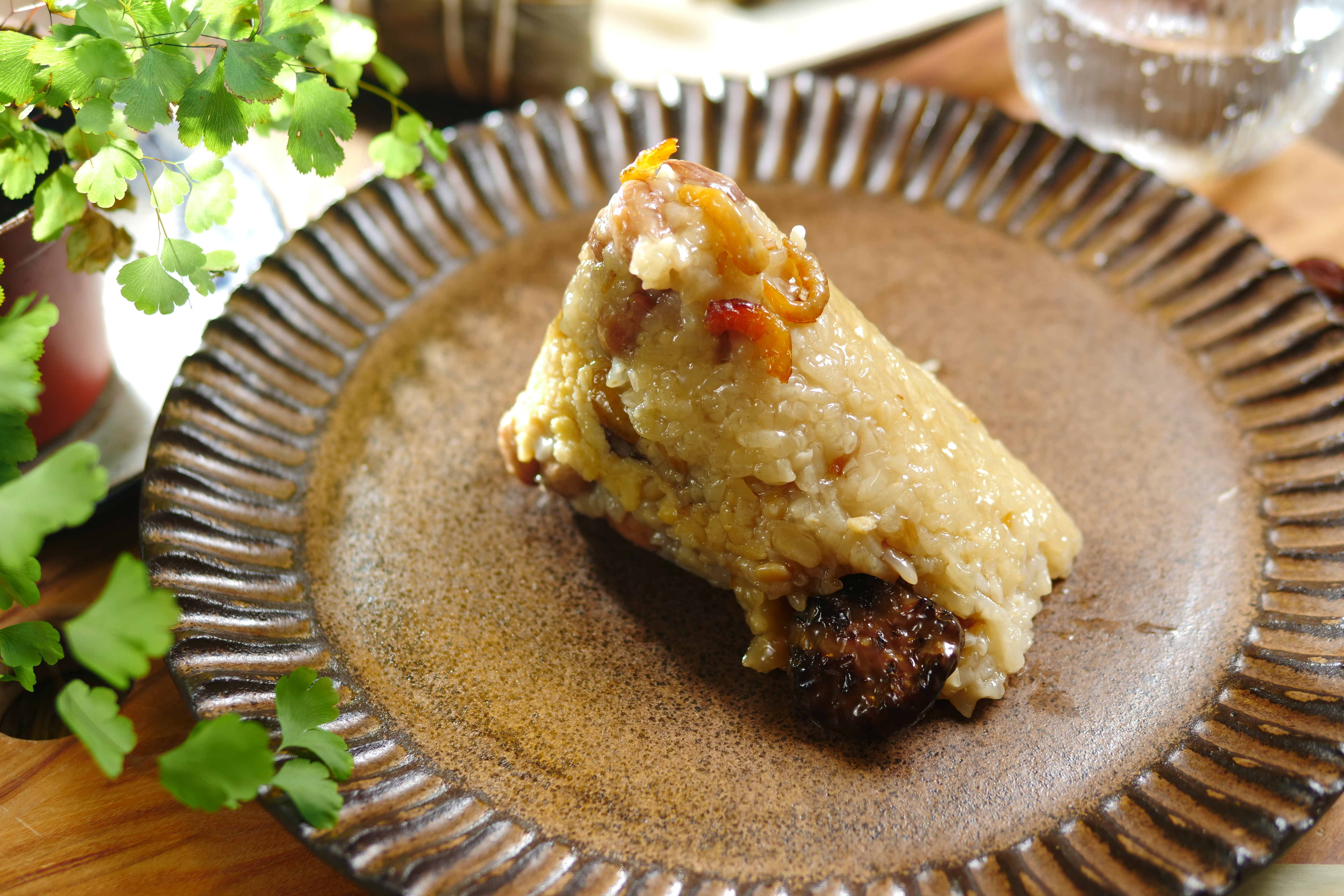 出自施穎瑩之手的「媽媽的佛山粽」，滋味豐饒，粽葉一拆，飄散出馥郁鮮味。（260元／顆）