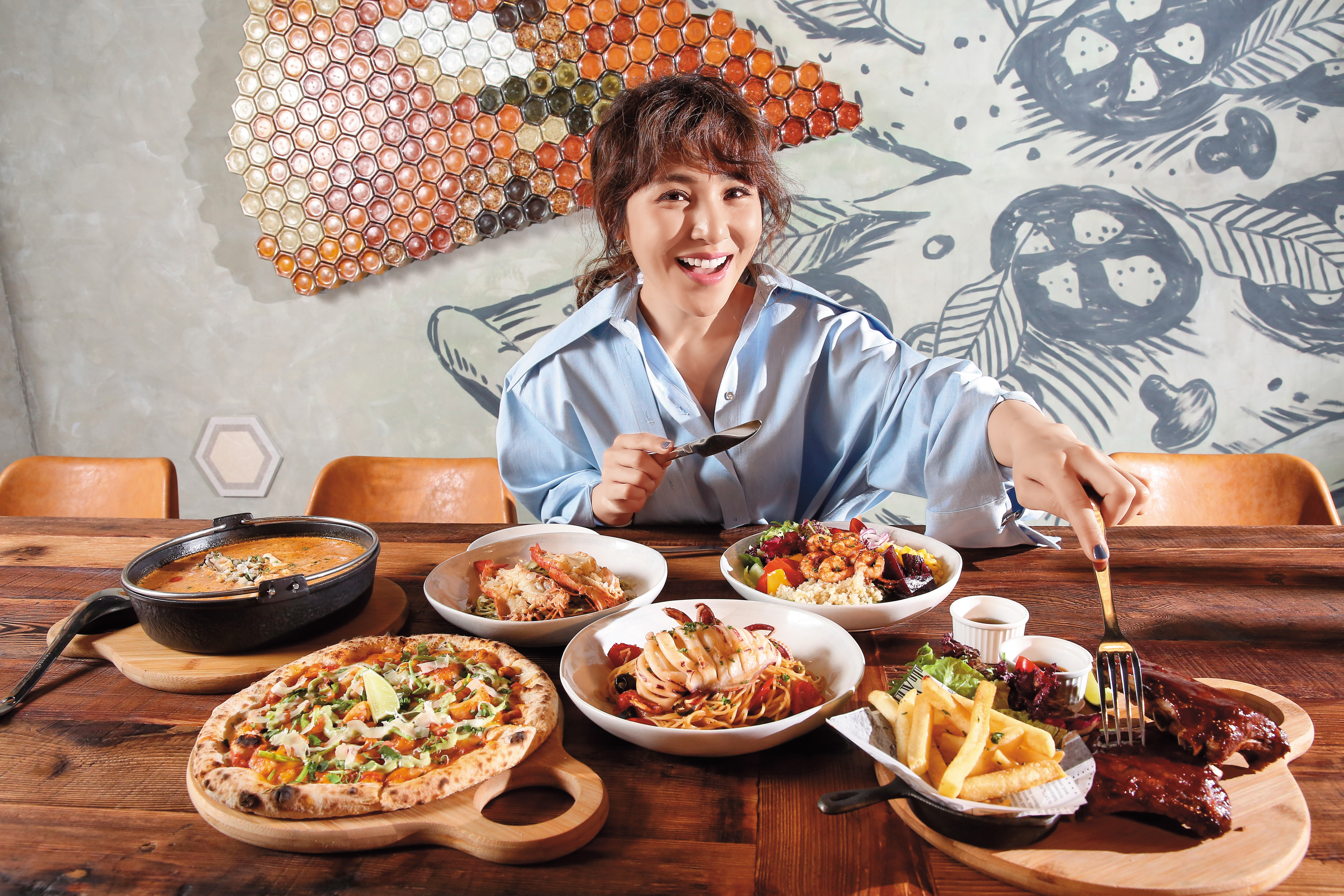 梁文音曾經歷恐怖減肥的過程，現在學會吃得健康、營養，雖然不忌口地大啖異國美食，仍能靠著運動及均衡攝取維持身材。