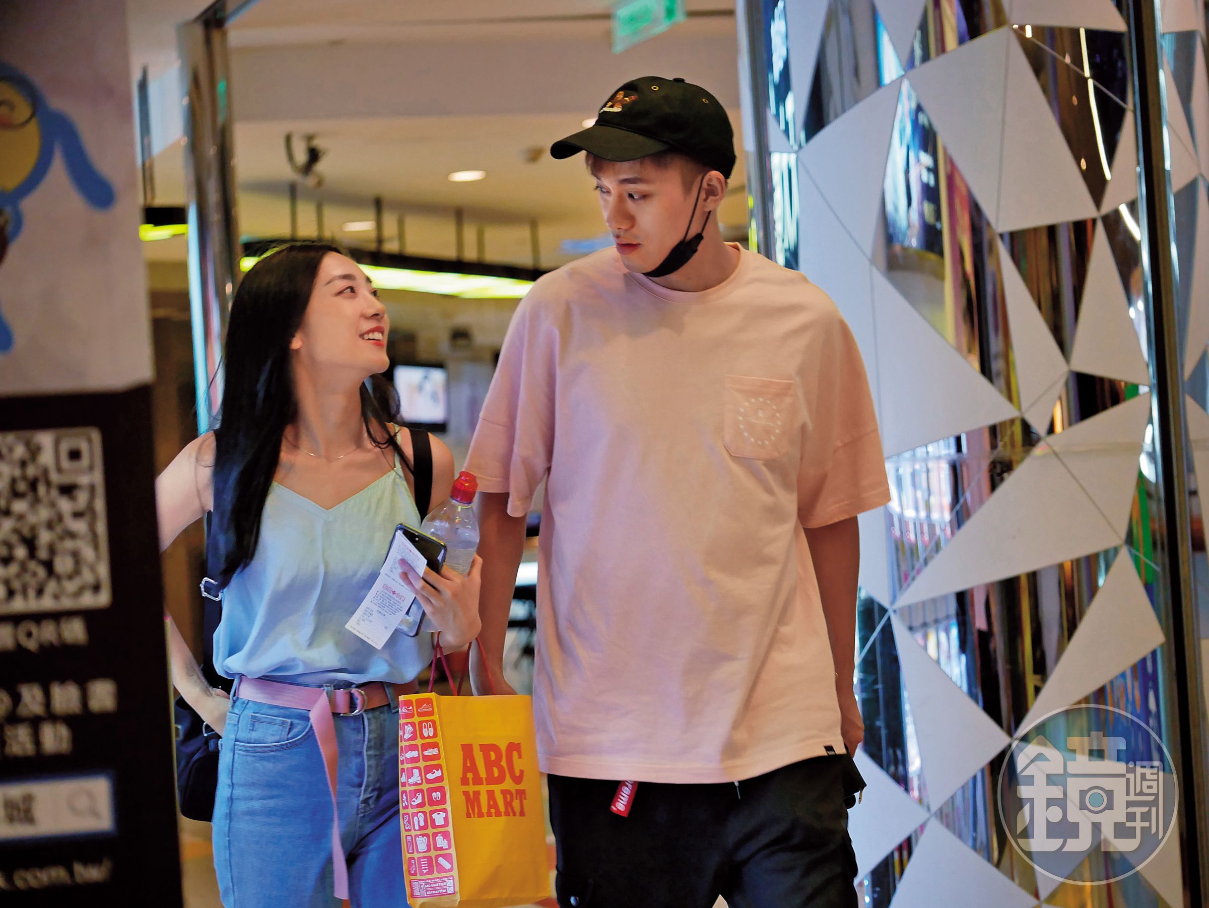 席惟倫跟李唯楓到京華城看電影，原本戴口罩掩飾身分的李唯楓，在沒人處把口罩拉下來，方便跟女友聊天。