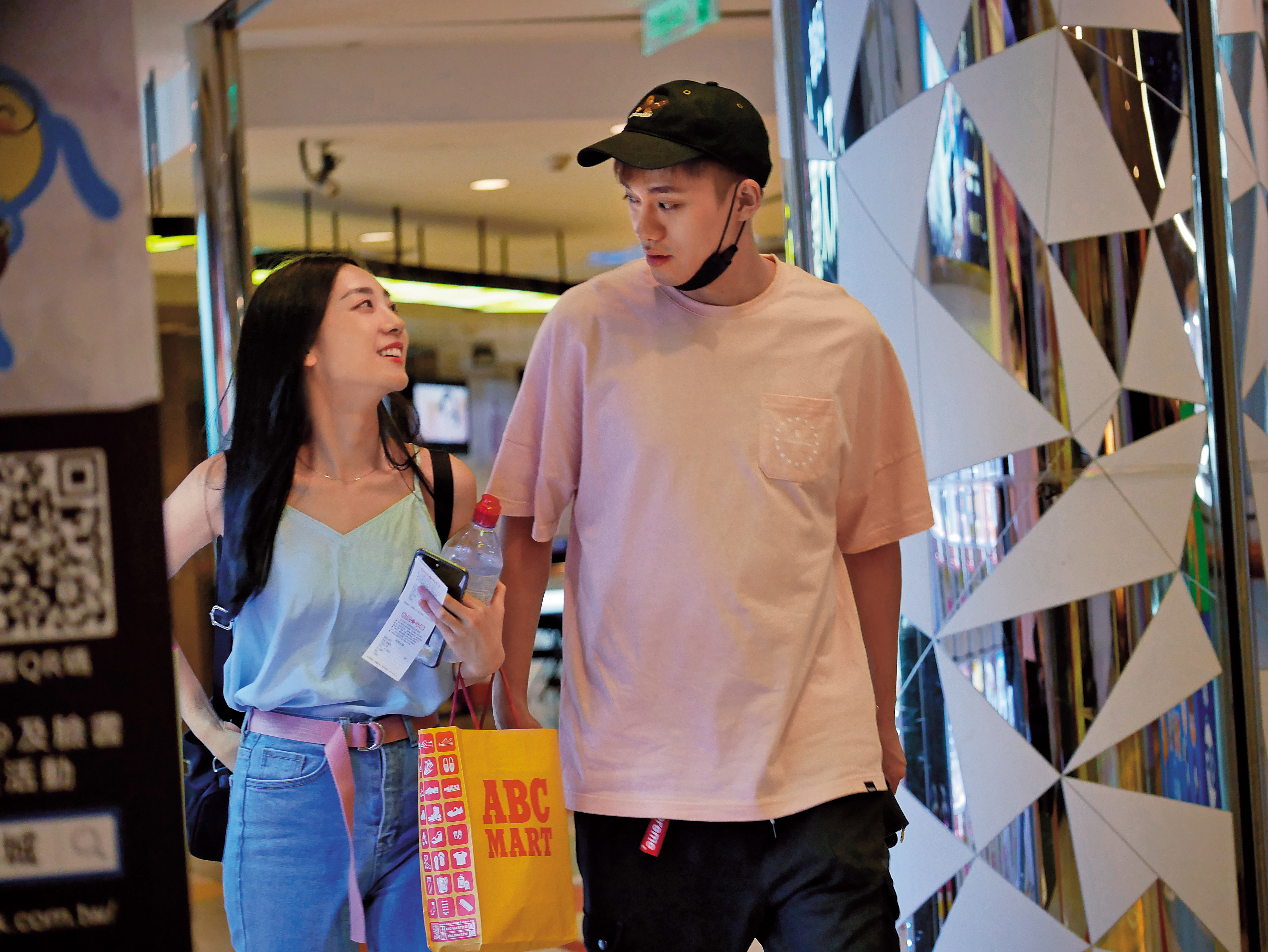 席惟倫跟李唯楓到京華城看電影，原本戴口罩掩飾身分的李唯楓，在沒人處把口罩拉下來，方便跟女友聊天。