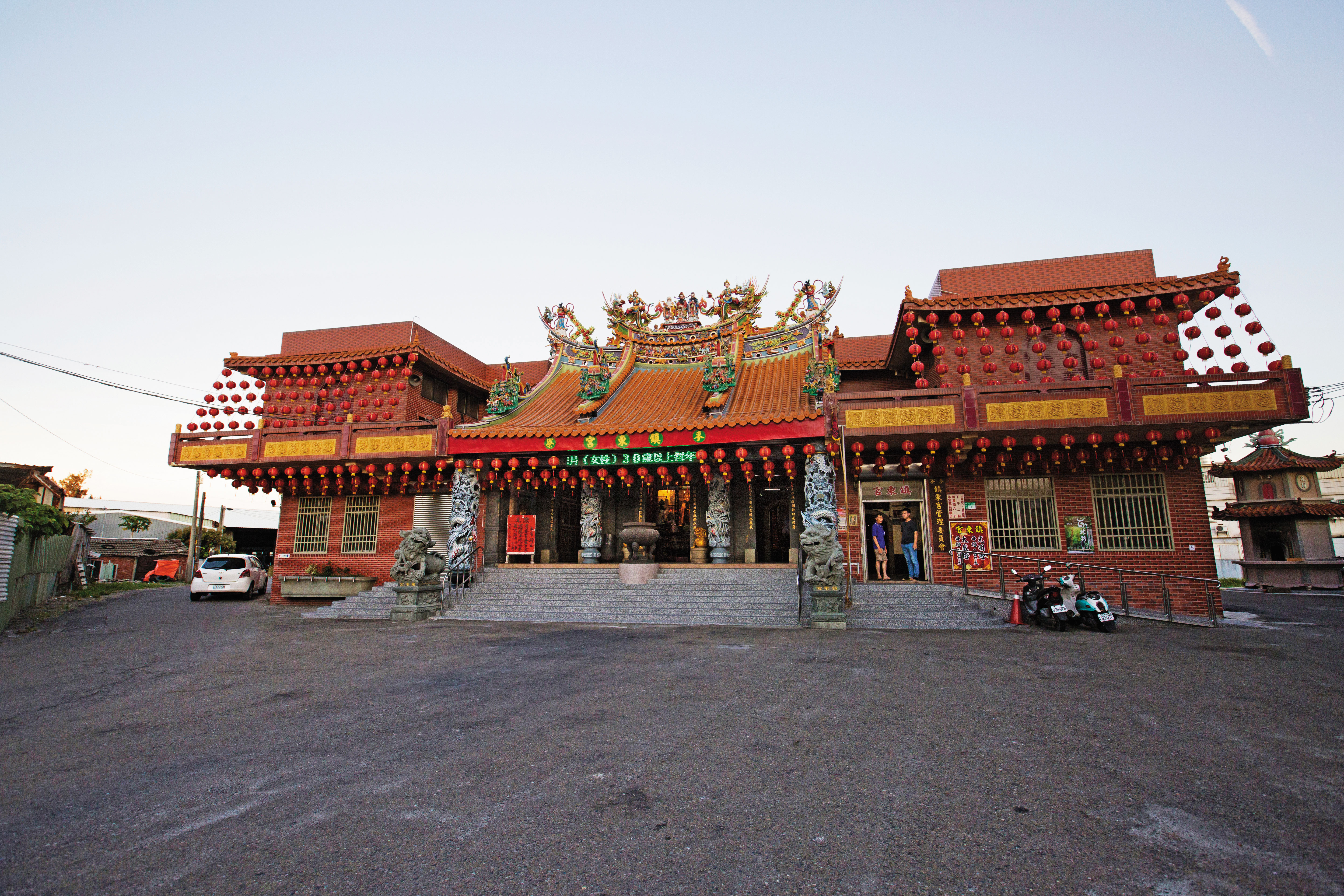 朱秀華一生清修，胼手胝足興建鎮東宮，奉祀玄天上帝。