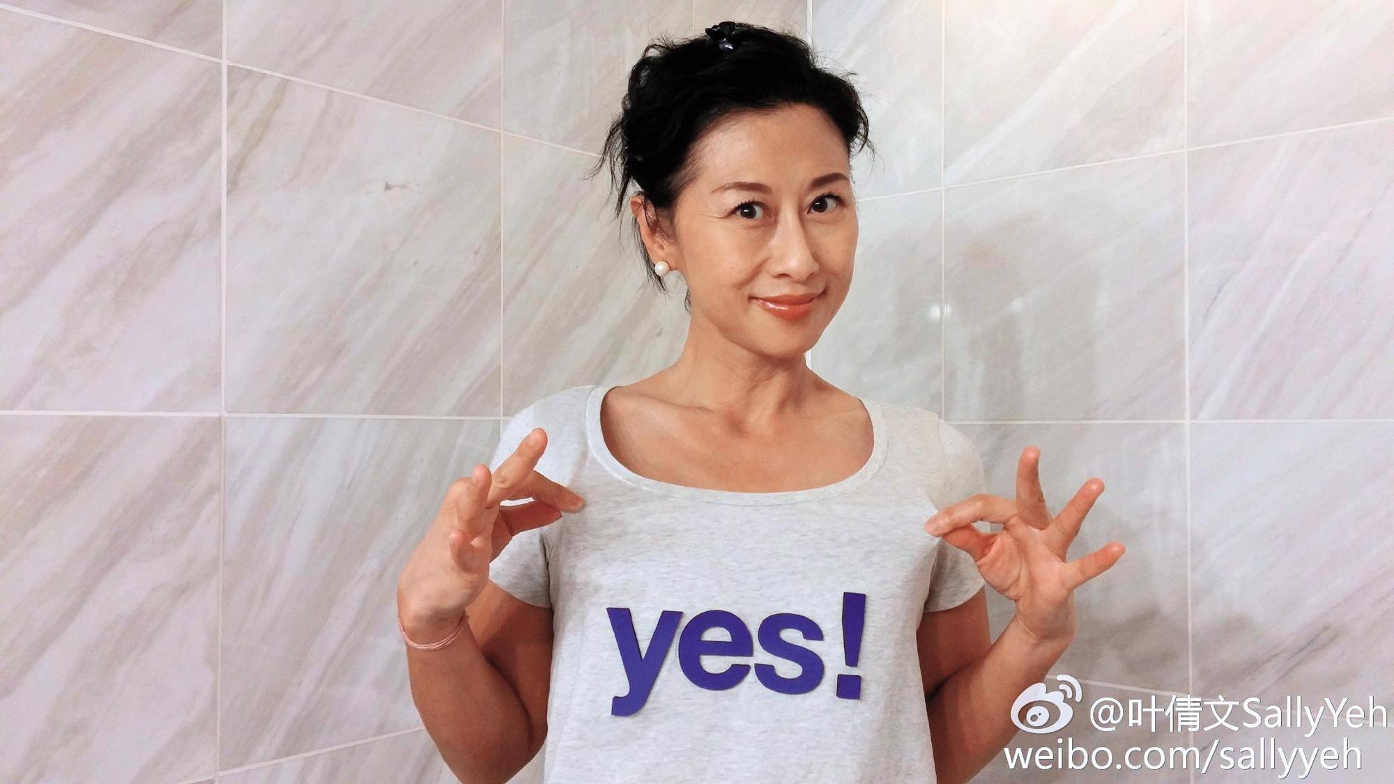 葉蒨文愛打羽球，曾傳出與羽球教練楊尚仁過從甚密，和林子祥婚變傳言不斷，但葉蒨文斥責婚外情是無稽之談。