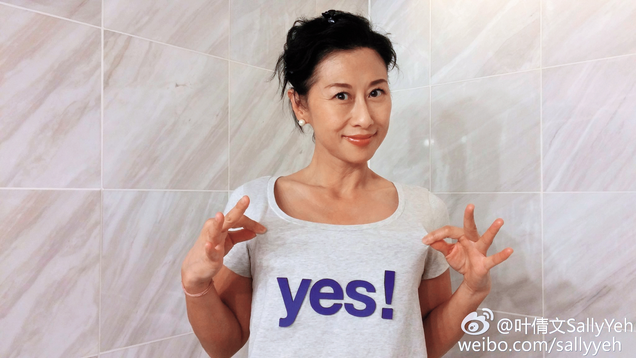 葉蒨文愛打羽球，曾傳出與羽球教練楊尚仁過從甚密，和林子祥婚變傳言不斷，但葉蒨文斥責婚外情是無稽之談。