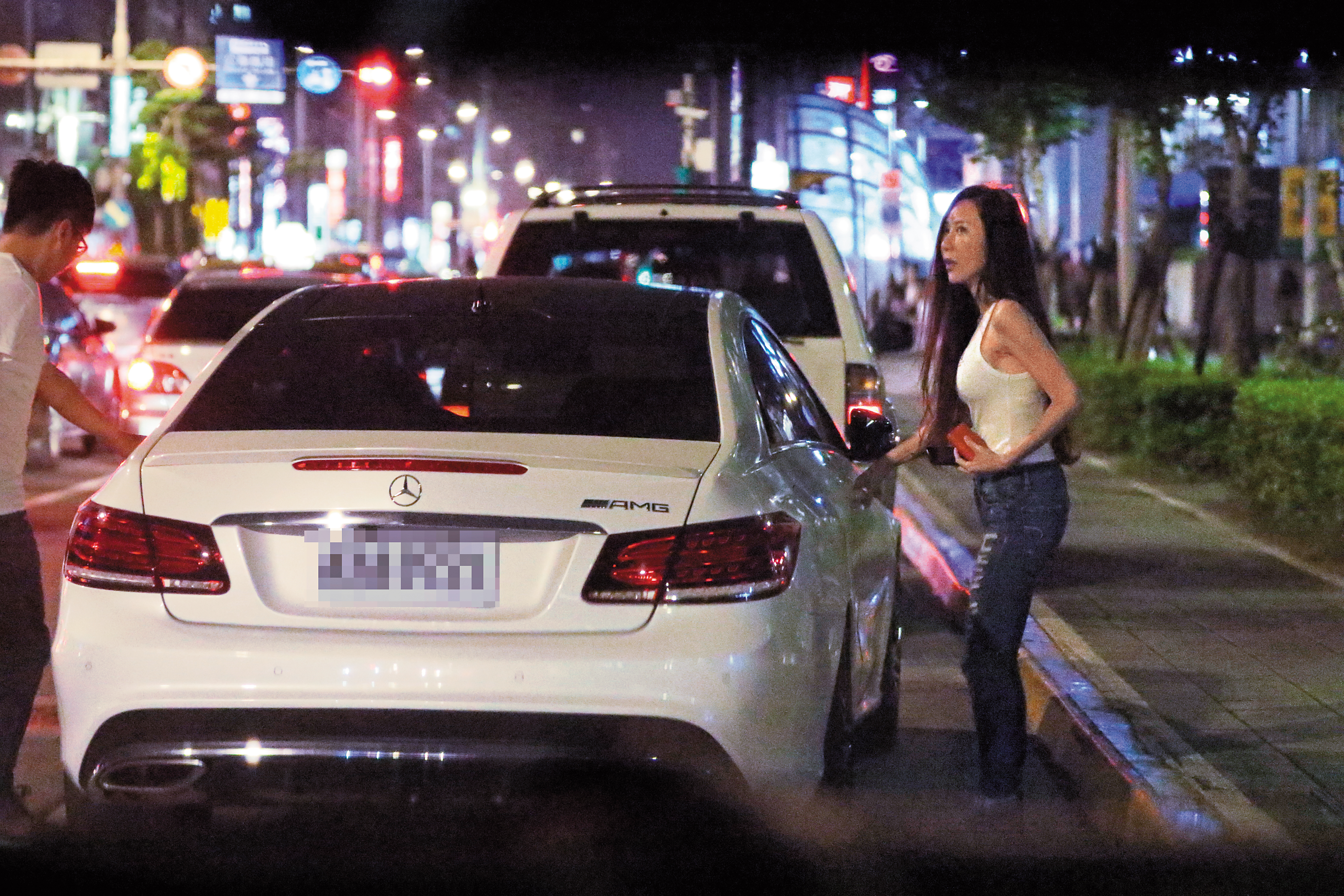 原以為白色賓士是來接送安晨妤回歸婚姻生活，沒想到白賓男也跟安有過一段情。