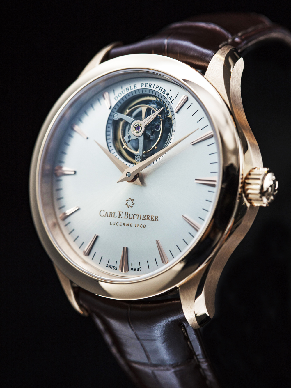 《Manero Tourbillon Double Peripheral》裝載全新開發的CFB T3000自製機芯，有招牌的外環型自動盤配置外，這還是一款可停秒的飛行陀飛輪，不同於市場上其他的停秒陀飛輪採瞬間夾停的作法，這款以類似煞車夾的方式，停秒過程為漸進式停止；而飛行陀飛輪採用新的外緣式固定，視覺效果更佳。功能：時間顯示；飛行陀飛輪／機芯：自動上鏈機芯／建議售價：約NT$1,980,000