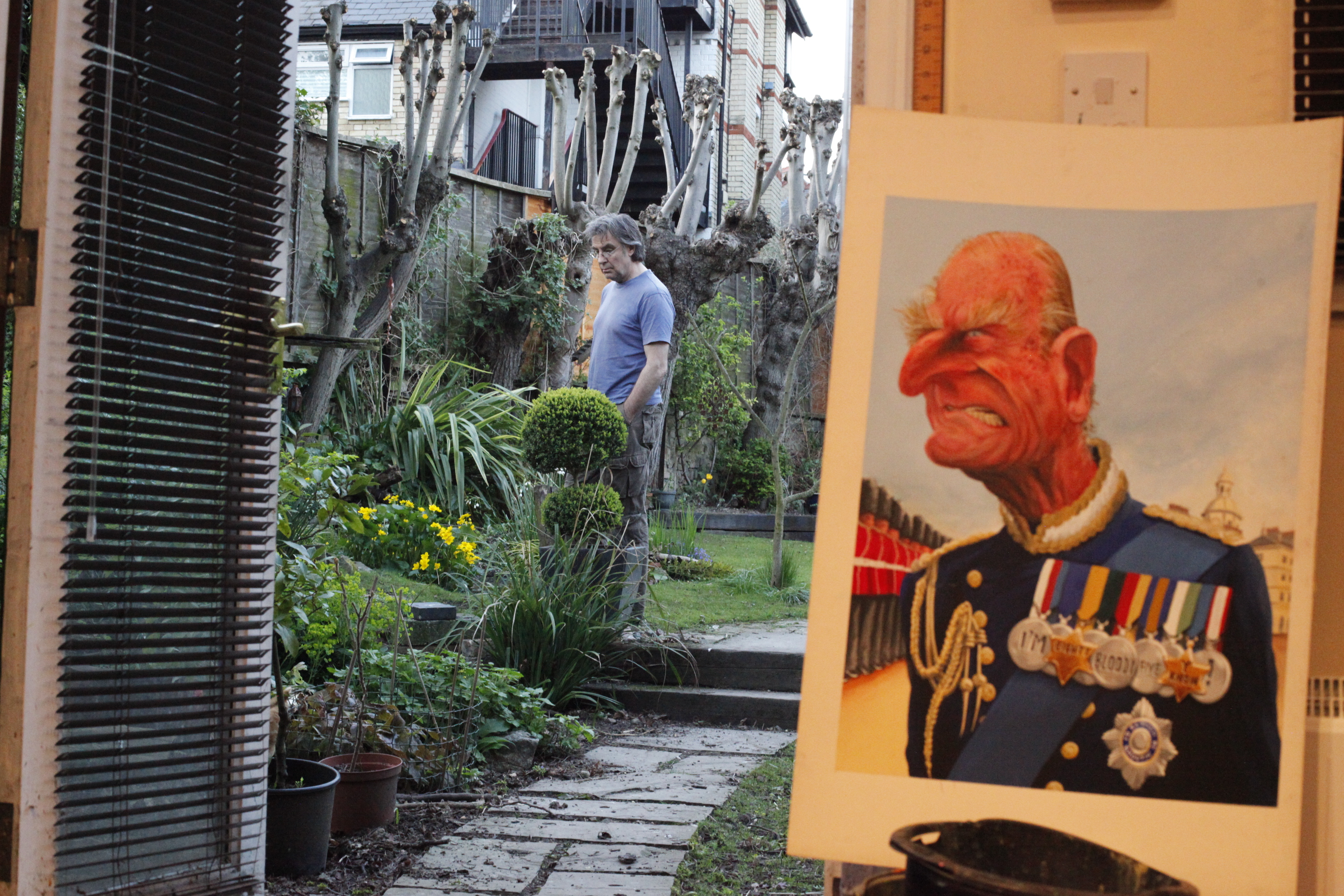 安迪‧戴維現階段的畫作多以大自然、抽象元素為主題，右側為近日賣出的舊作品：菲利浦親王（英國女王的丈夫）誇飾畫。