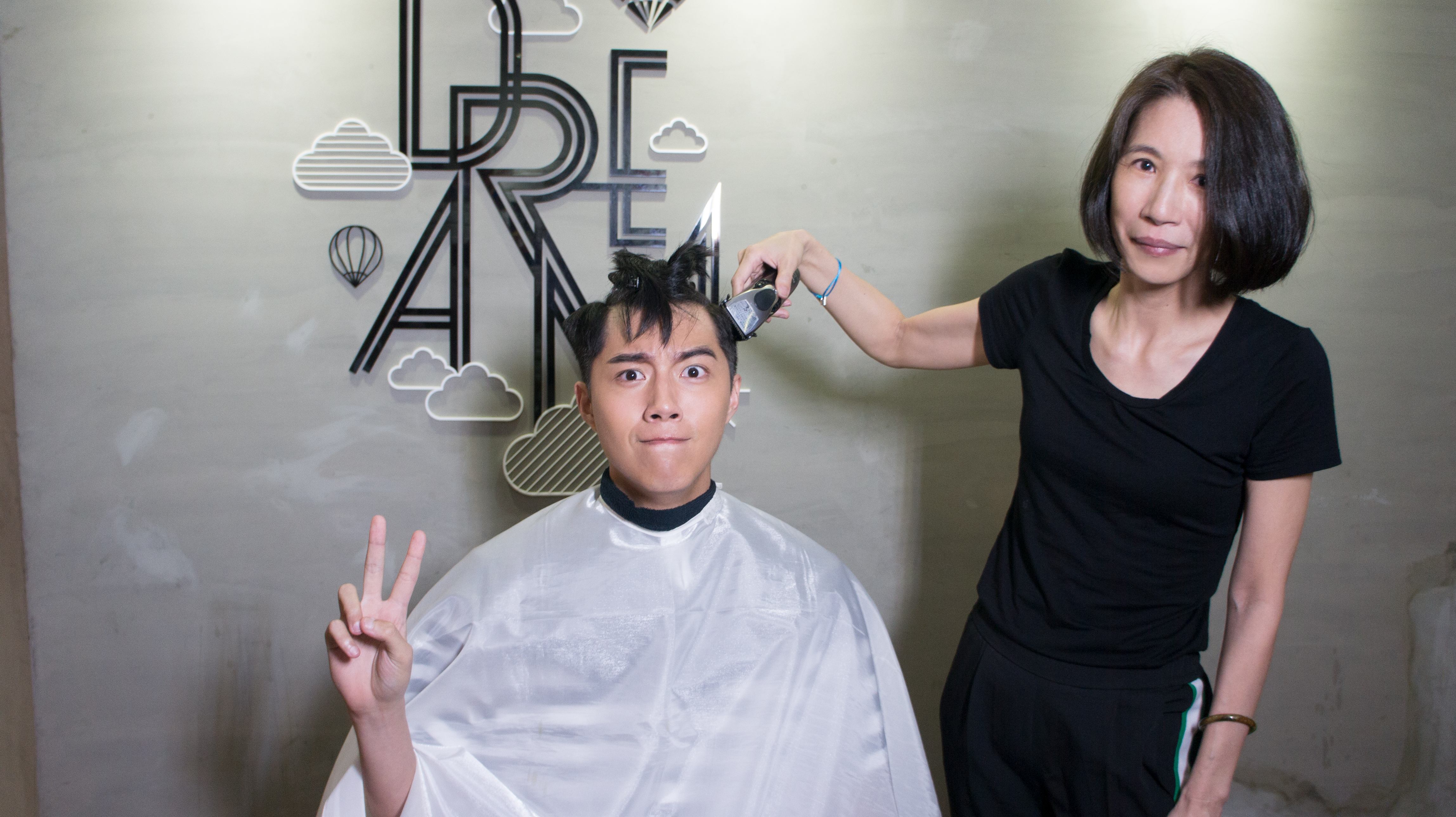 蔡媽媽為蔡凡熙剃下第一刀，感覺緊張。（群星瑞智提供）