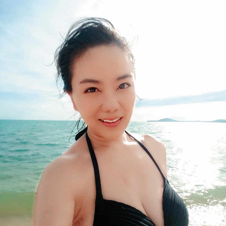 在江家被荷槍實彈搜索前,小潘潘不吝展現姣好身材,穿著比基尼在沙灘上享受陽光。(翻攝小潘潘臉書)