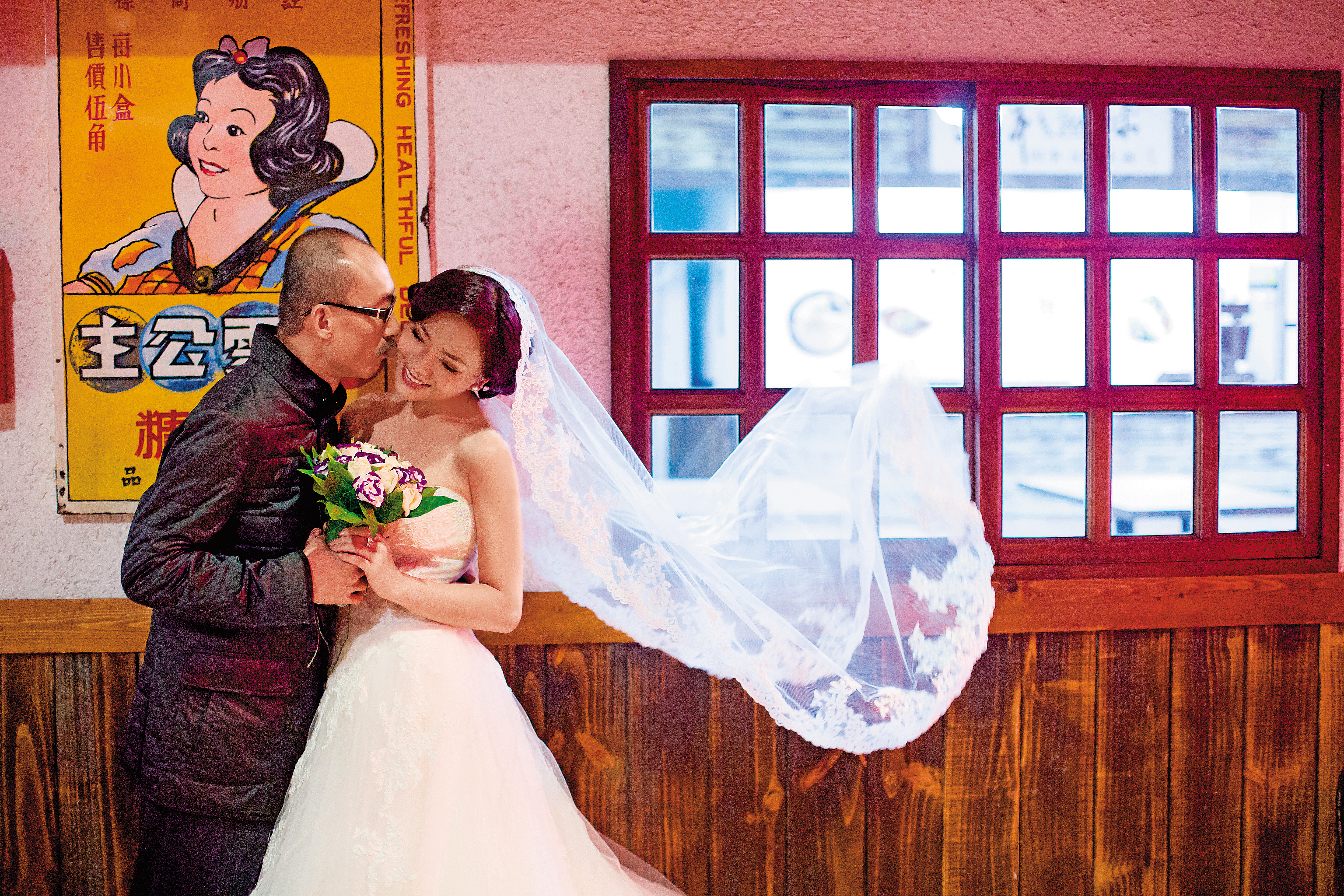 江欽良(左)與小潘潘(右)因公益活動結緣,2人還在寶島時代村拍攝婚紗照,留下甜美回憶。(江欽良提供)