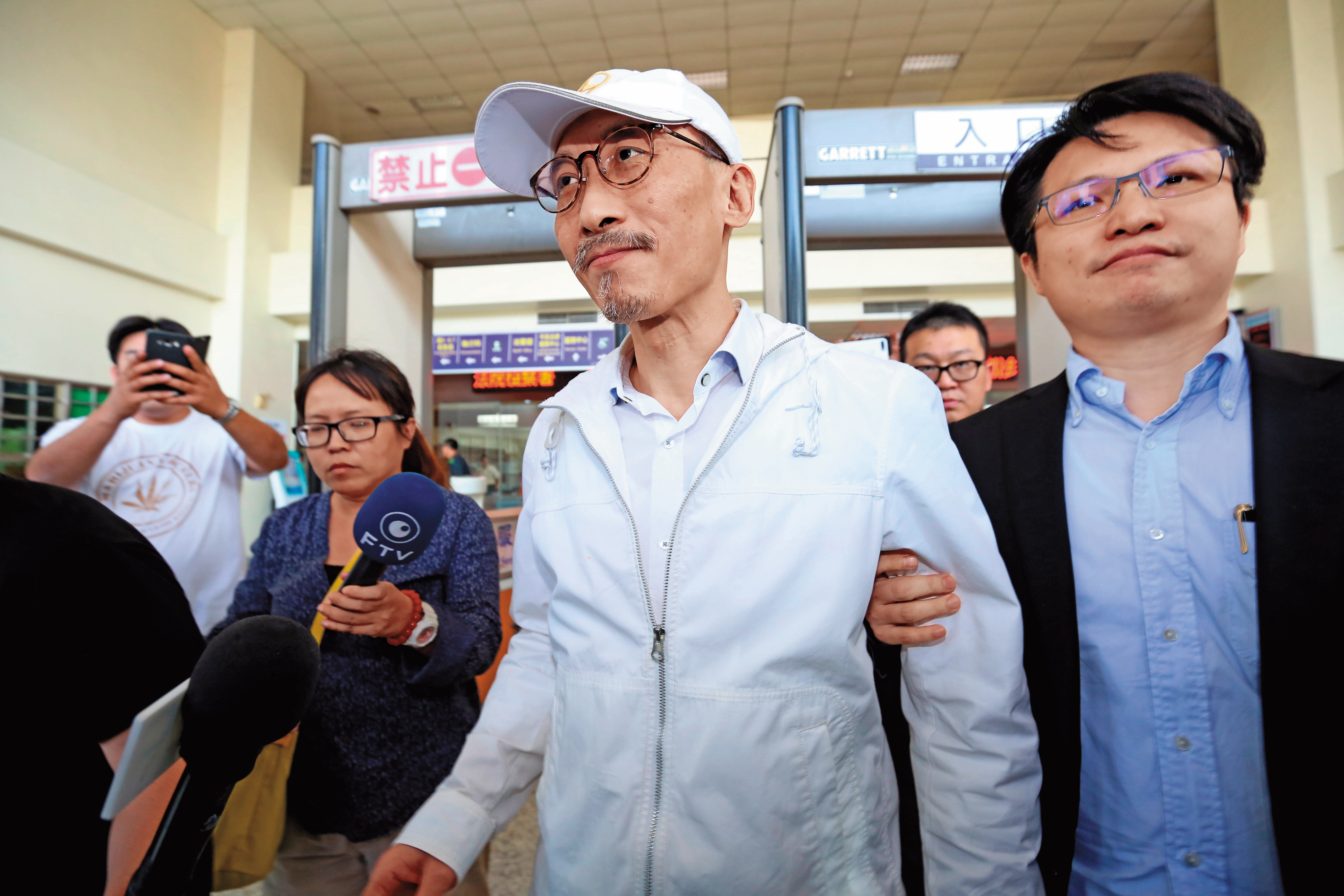 江欽良在律師陳尹章陪同下，被警方移送到地檢署複訊。