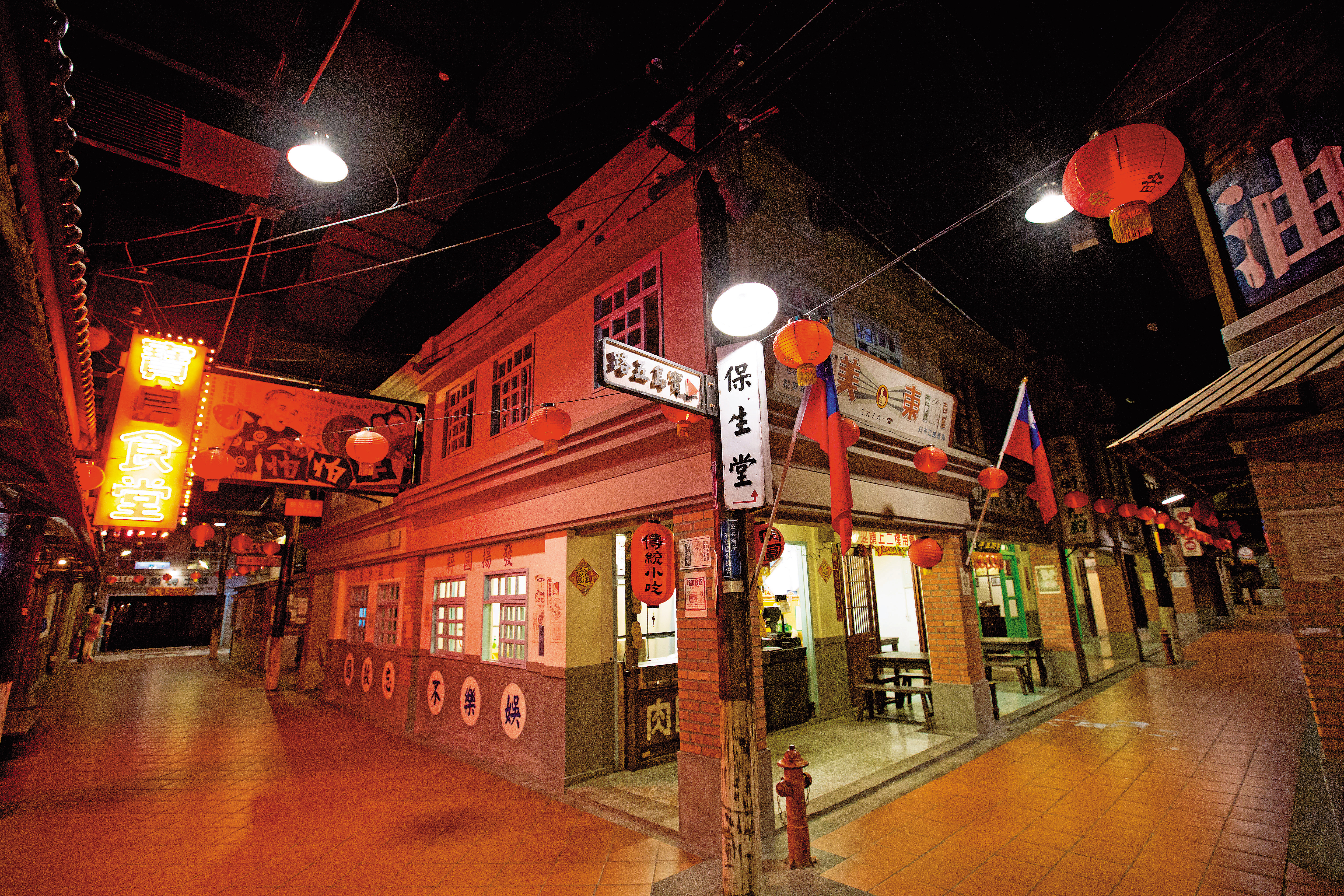 江欽良與小潘潘常在寶島時代村舉行公益活動,不但邀請弱勢團體圍爐,還將最佳店面無償提供給農會銷售當地農產品。(江欽良提供)