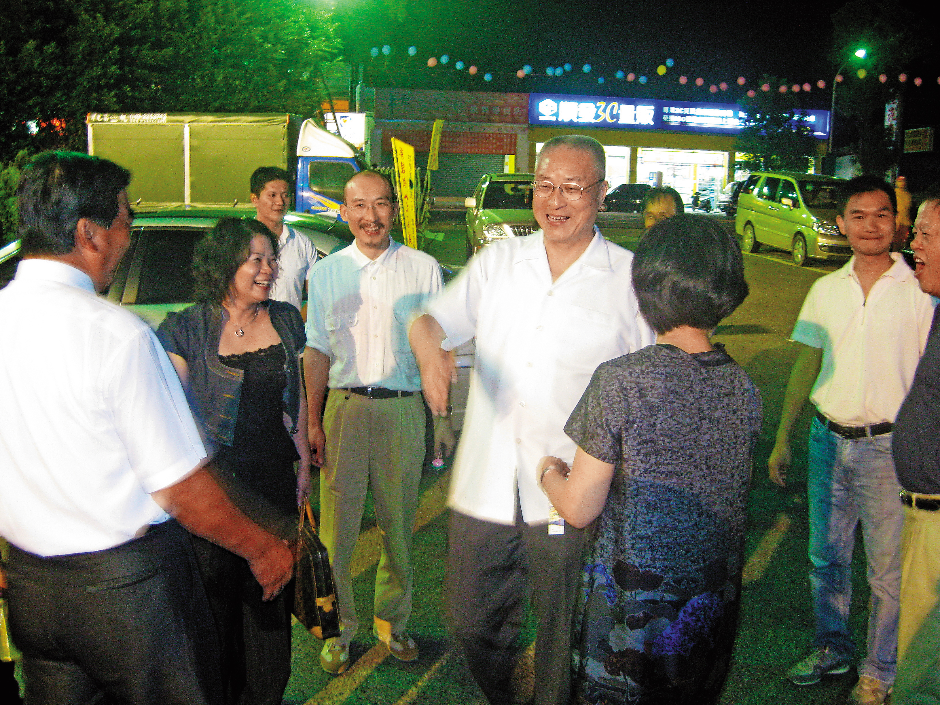 吳敦義多年前傳出與江欽良同遊峇里島，江欽良澄清純屬巧遇。（江欽良提供）