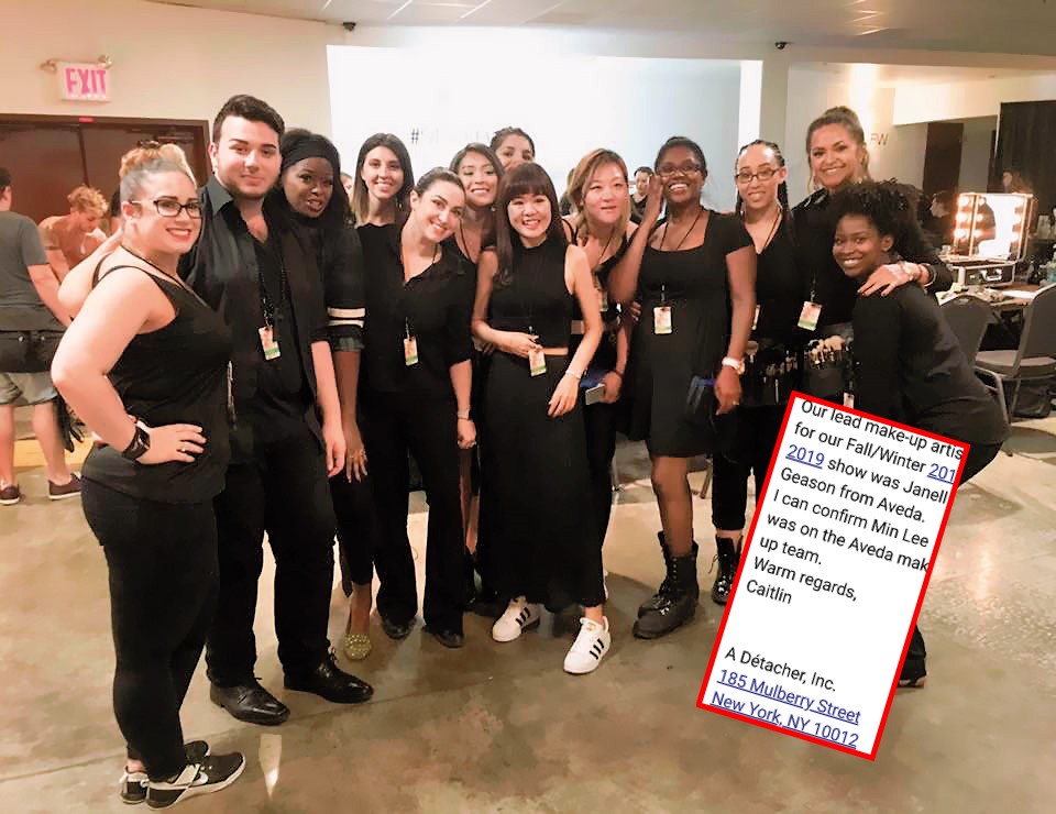 李敏在紐約時裝週後台與一群外國人合照，看起來像是首席，但其實她與照片中其他人一樣，都只是彩妝學院的學員。（翻攝自李敏官網）