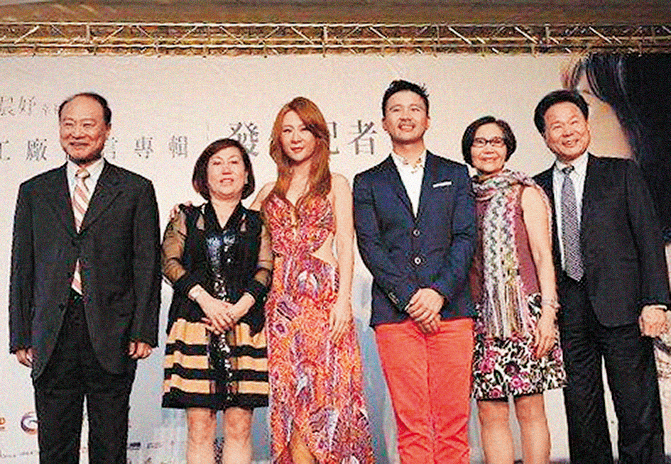 當初安晨妤（左3）發片浩浩蕩蕩，她還感動落淚，記者會上她與爸爸（左起）、媽媽、張劭緯、張媽、張爸，難得一起同台。（大京娛樂提供）