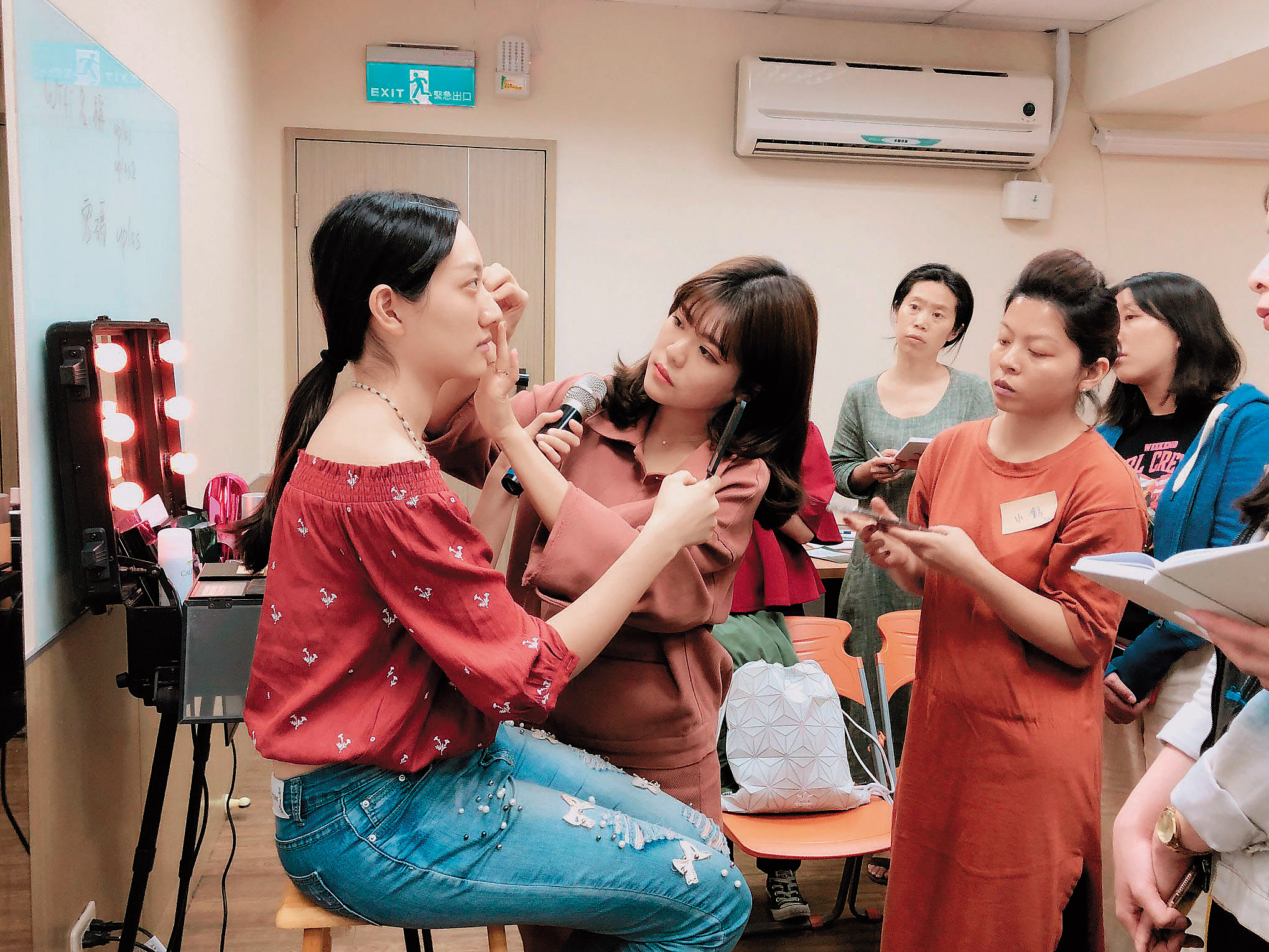 李敏（左2）5月起在台北開班教授彩妝，每個學員1天收費19,000元起跳。（翻攝自李敏官網）