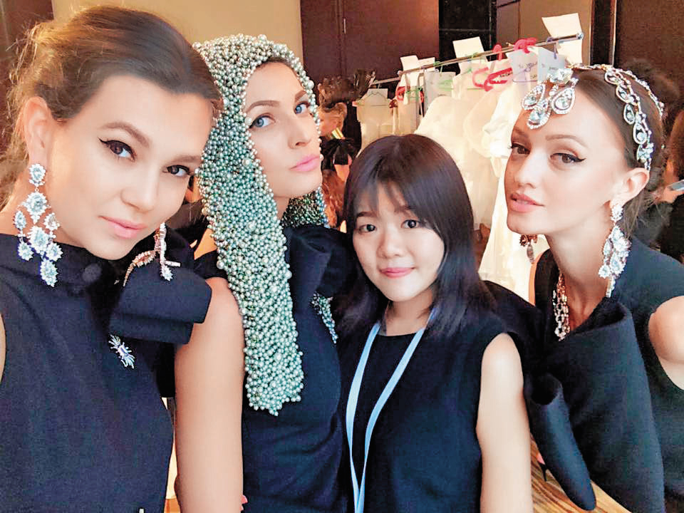 李敏（右2）站在國外模特兒身邊，個頭顯得十分嬌小。（翻攝自李敏官網）