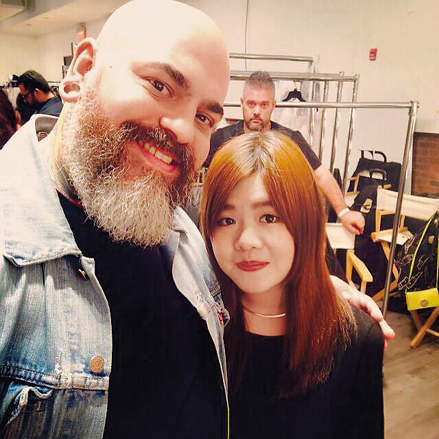 與李敏（右）合照的外國男子James Vincent是真正的首席彩妝師。（翻攝自李敏官網）