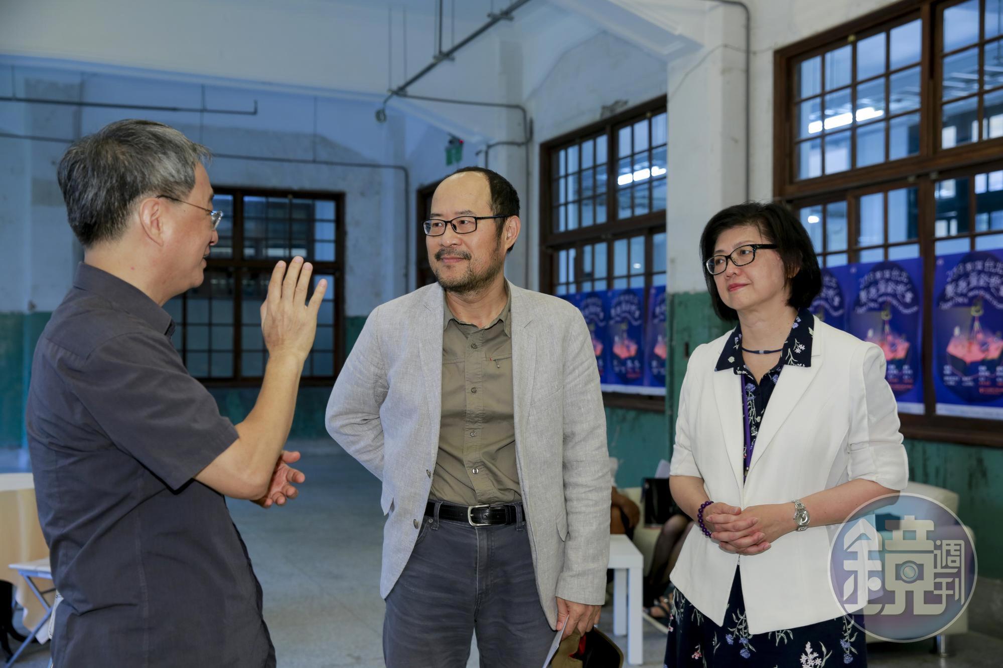 台北市文化局長鍾永豐(中)會後特別到場,與台北市文化基金會董事長李遠(小野)(左)、台北影委會總監饒紫娟(右)及其他貴賓,還有參加創投的創作者見面。
