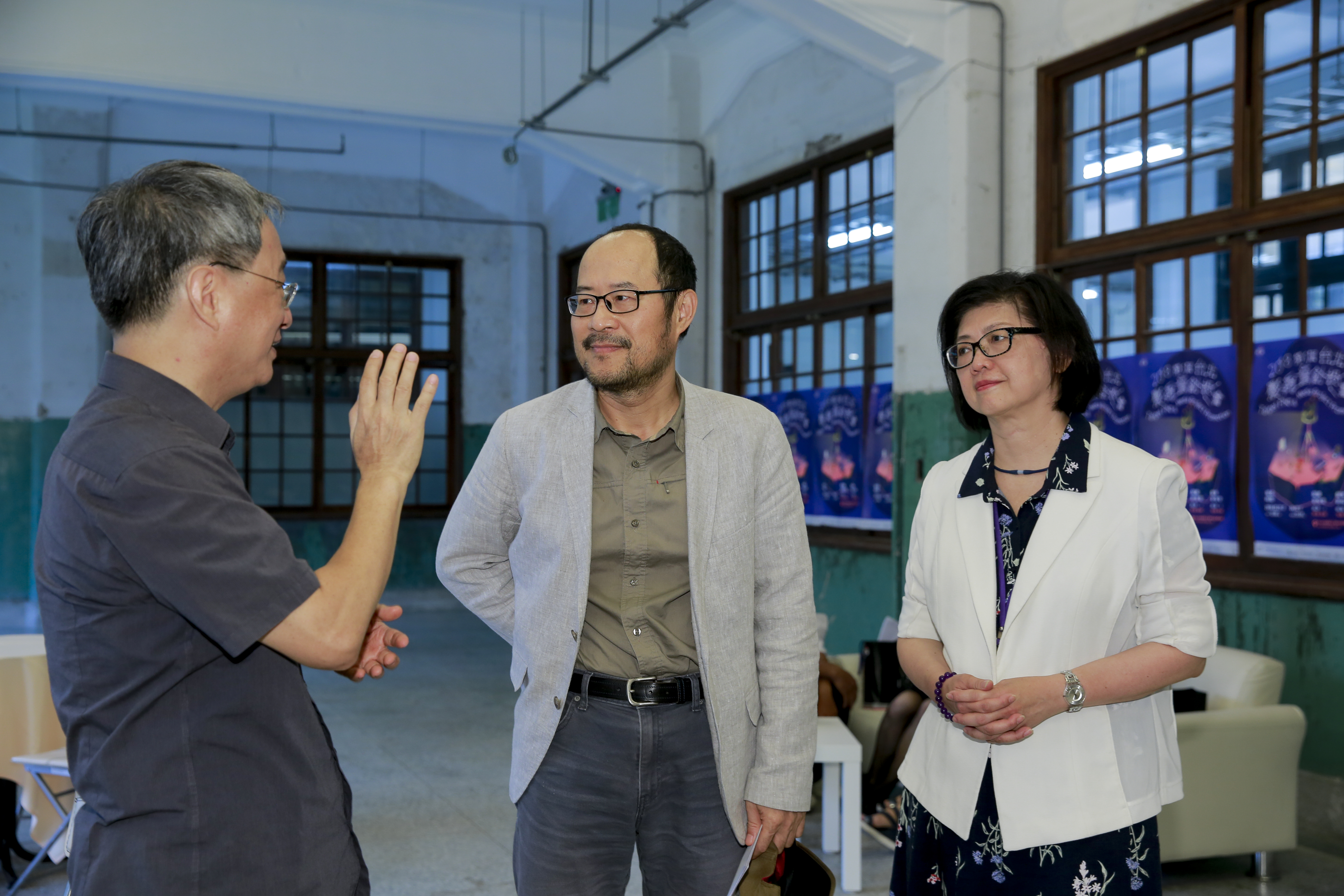 台北市文化局長鍾永豐（中）會後特別到場，與台北市文化基金會董事長李遠（小野）（左）、台北影委會總監饒紫娟（右）及其他貴賓，還有參加創投的創作者見面。