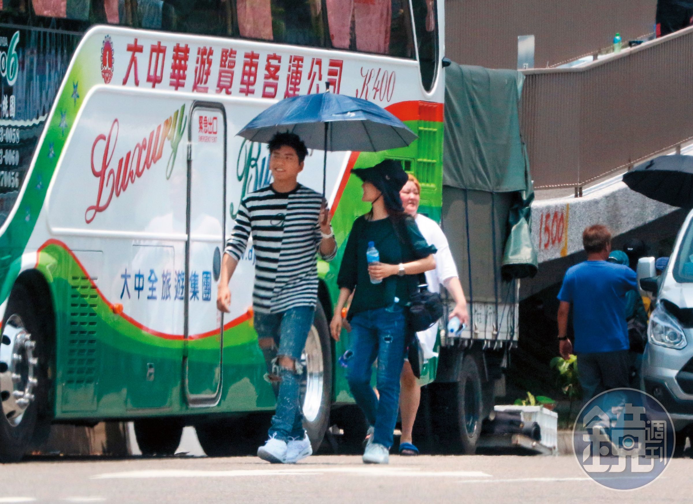 5月24日，11：49，男生幫女生撐傘，王大陸跟女助理的曖昧漸漸滋長，互動已經不似一般的藝人與工作人員。