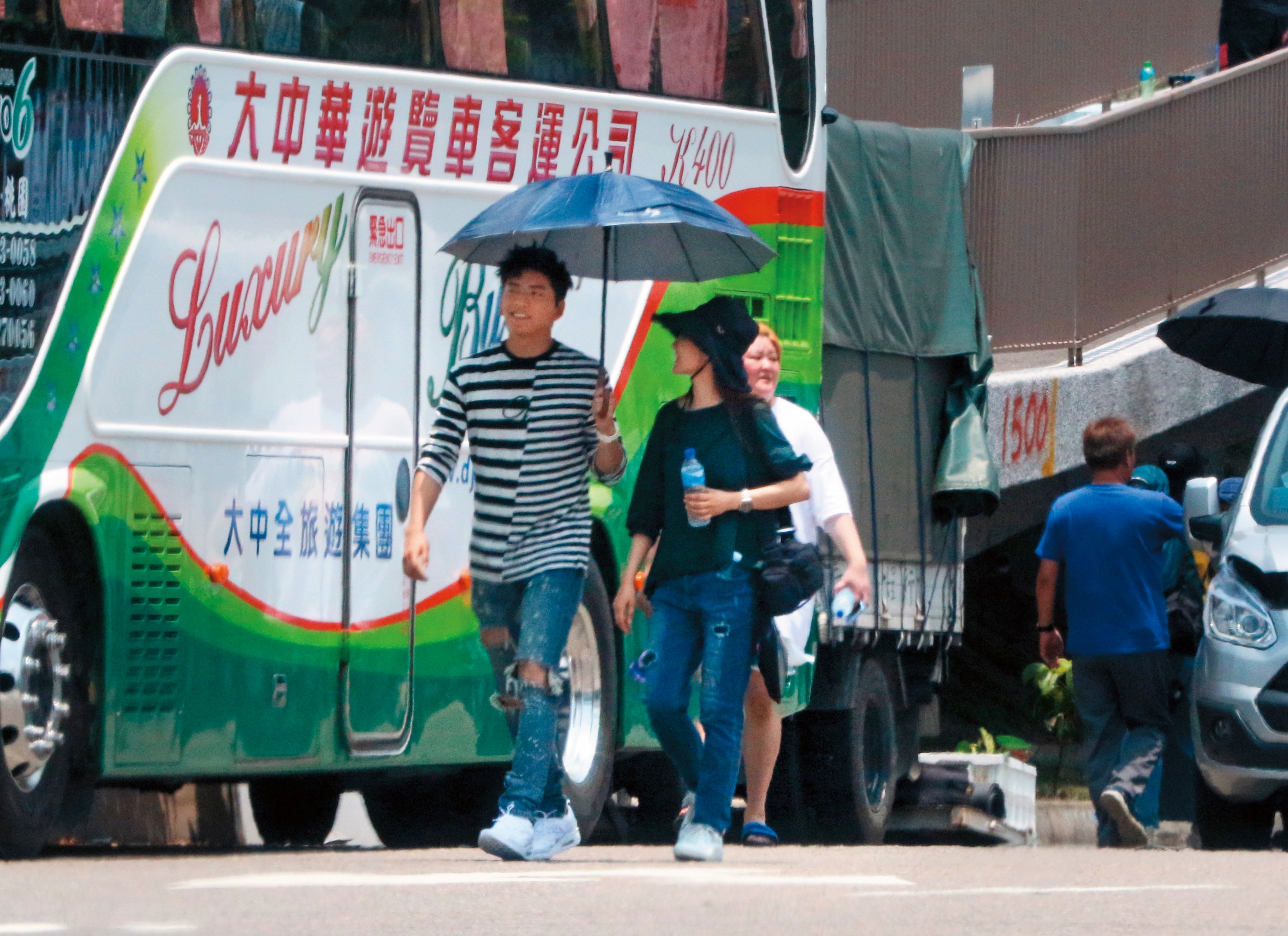 5月24日，11：49，男生幫女生撐傘，王大陸跟女助理的曖昧漸漸滋長，互動已經不似一般的藝人與工作人員。