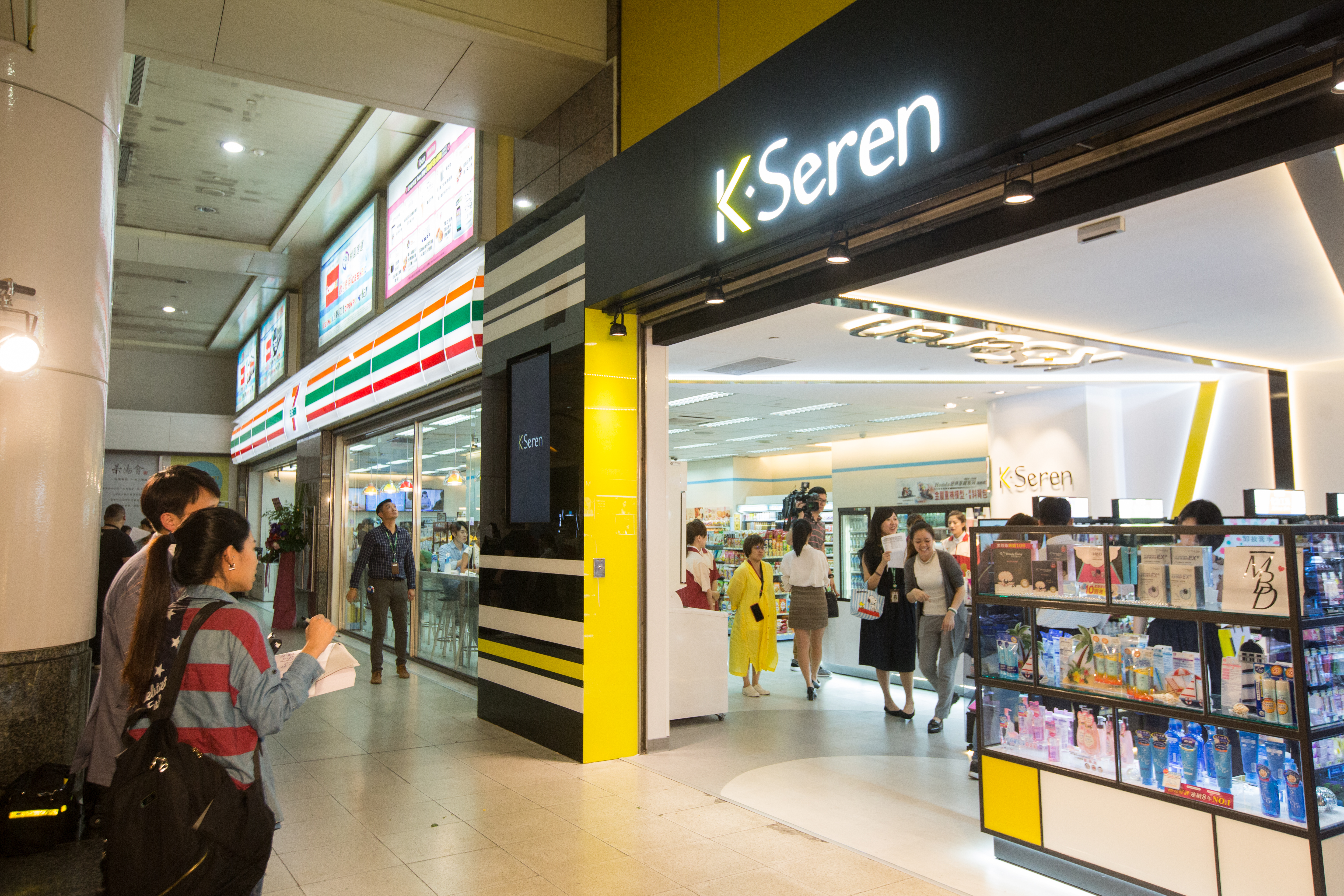 「K･Seren」首店位於三鐵共構的板橋車站內，與7-ELEVEN以複合店的新店型呈現。